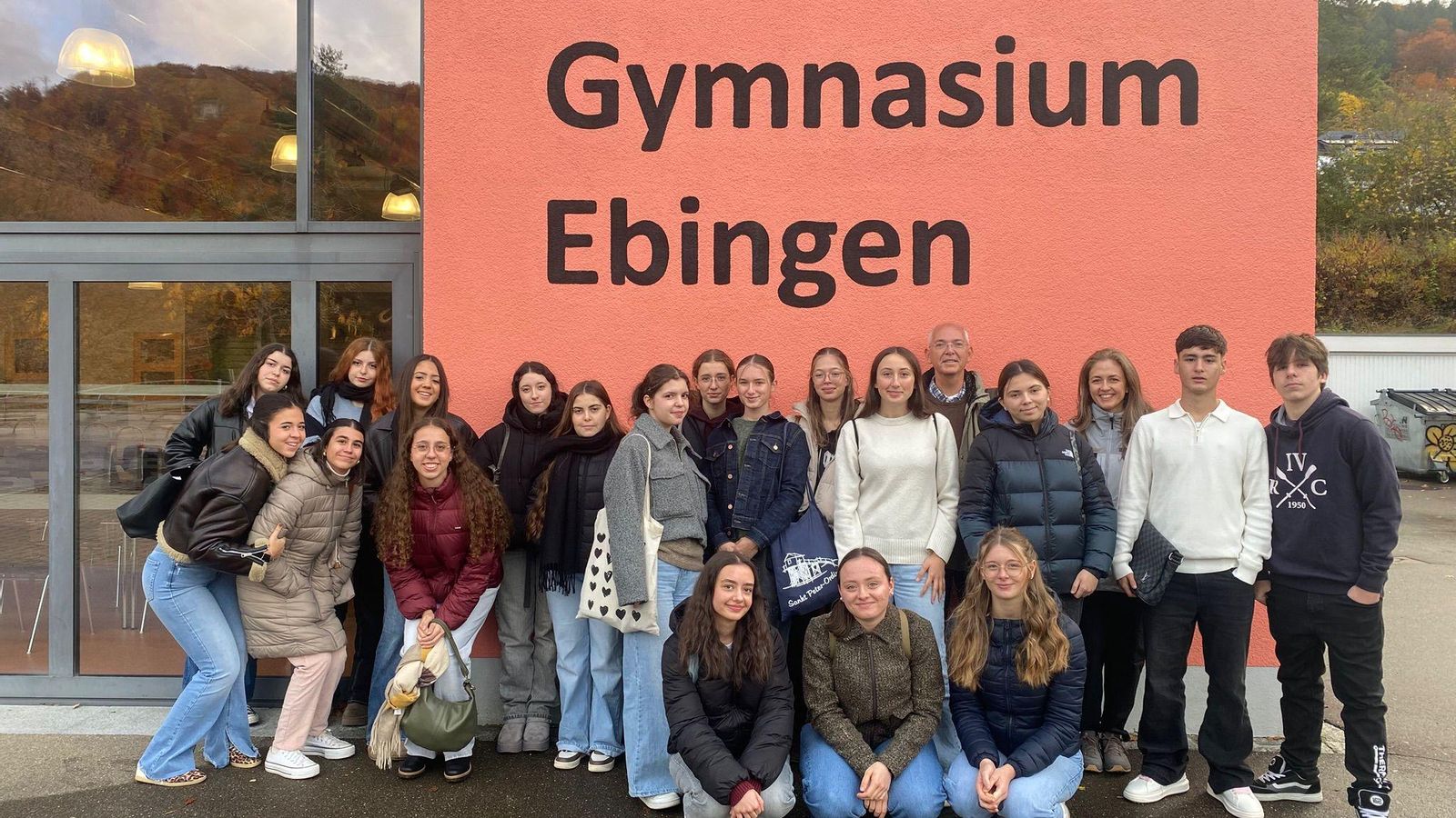 Alumnos y profesores participantes en la puerta del instituto alemán.