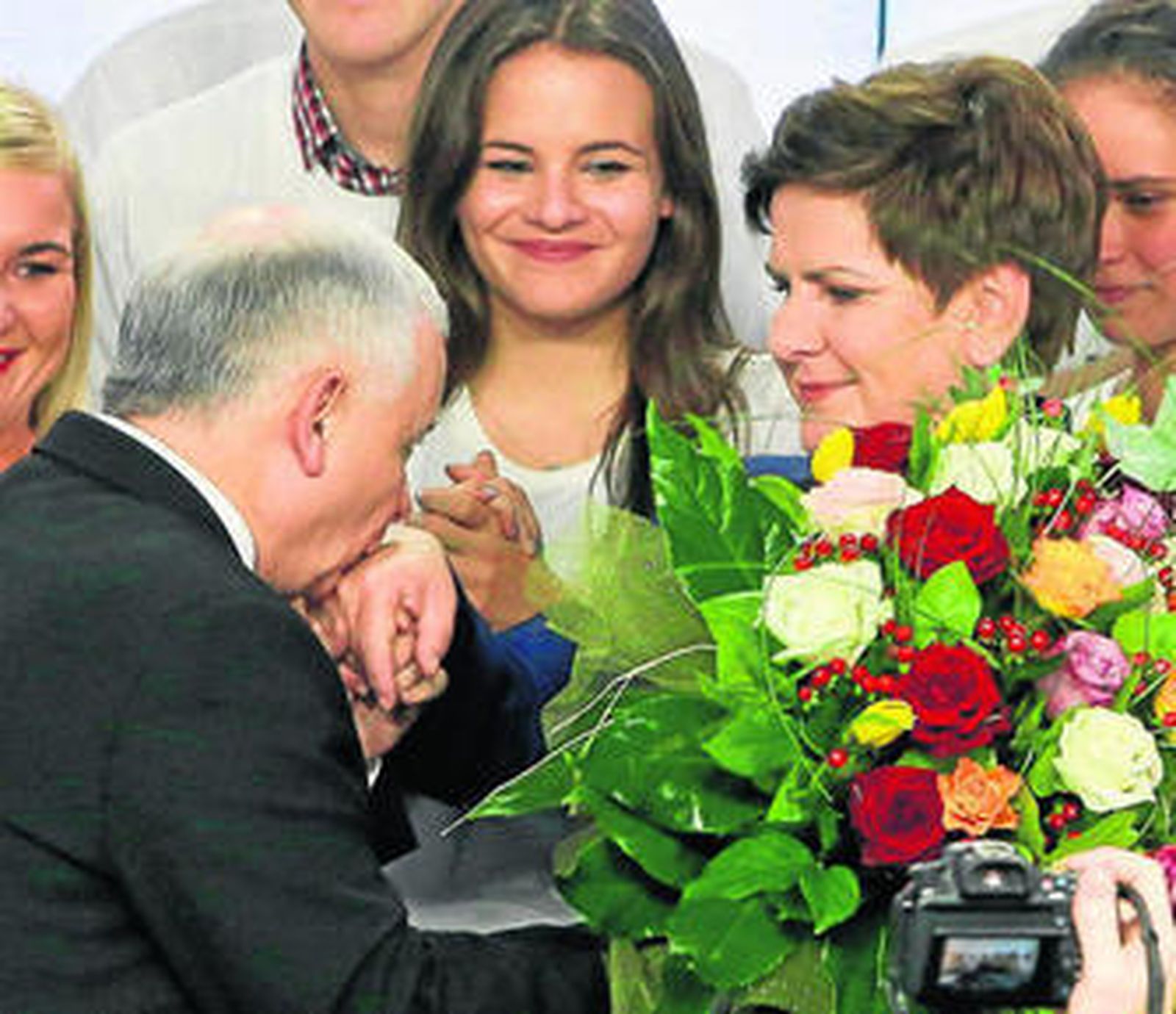 Jaroslaw Kaczynski besa a la candidata de Ley y Justicia, Beata Szydlo, tras los comicios del domingo.