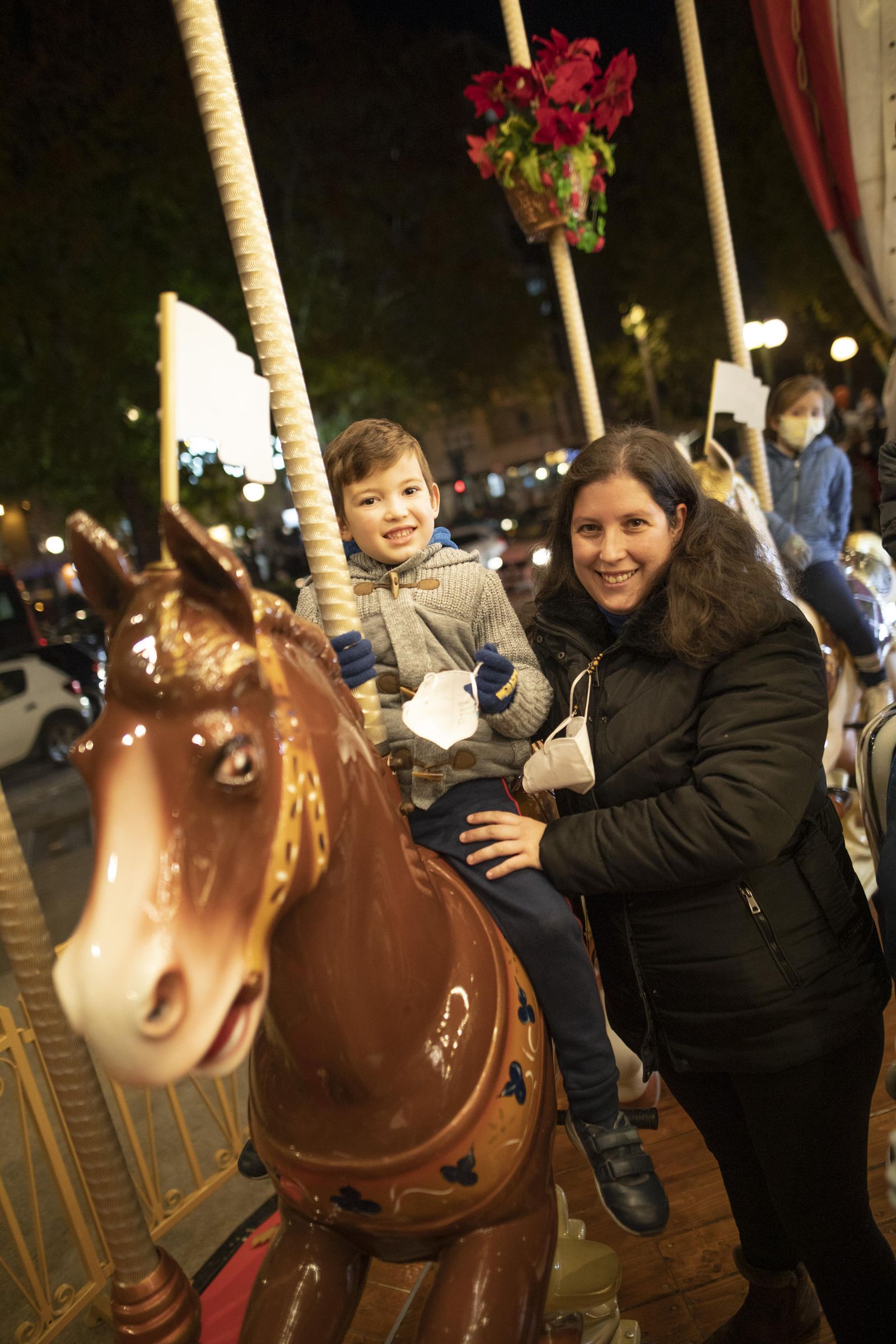 Multitud de visitantes y ambiente navideño en Granada durante el puente, en imágenes