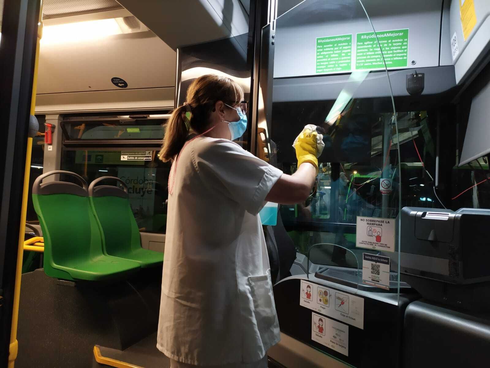 Limpieza de los autobuses de Aucorsa.