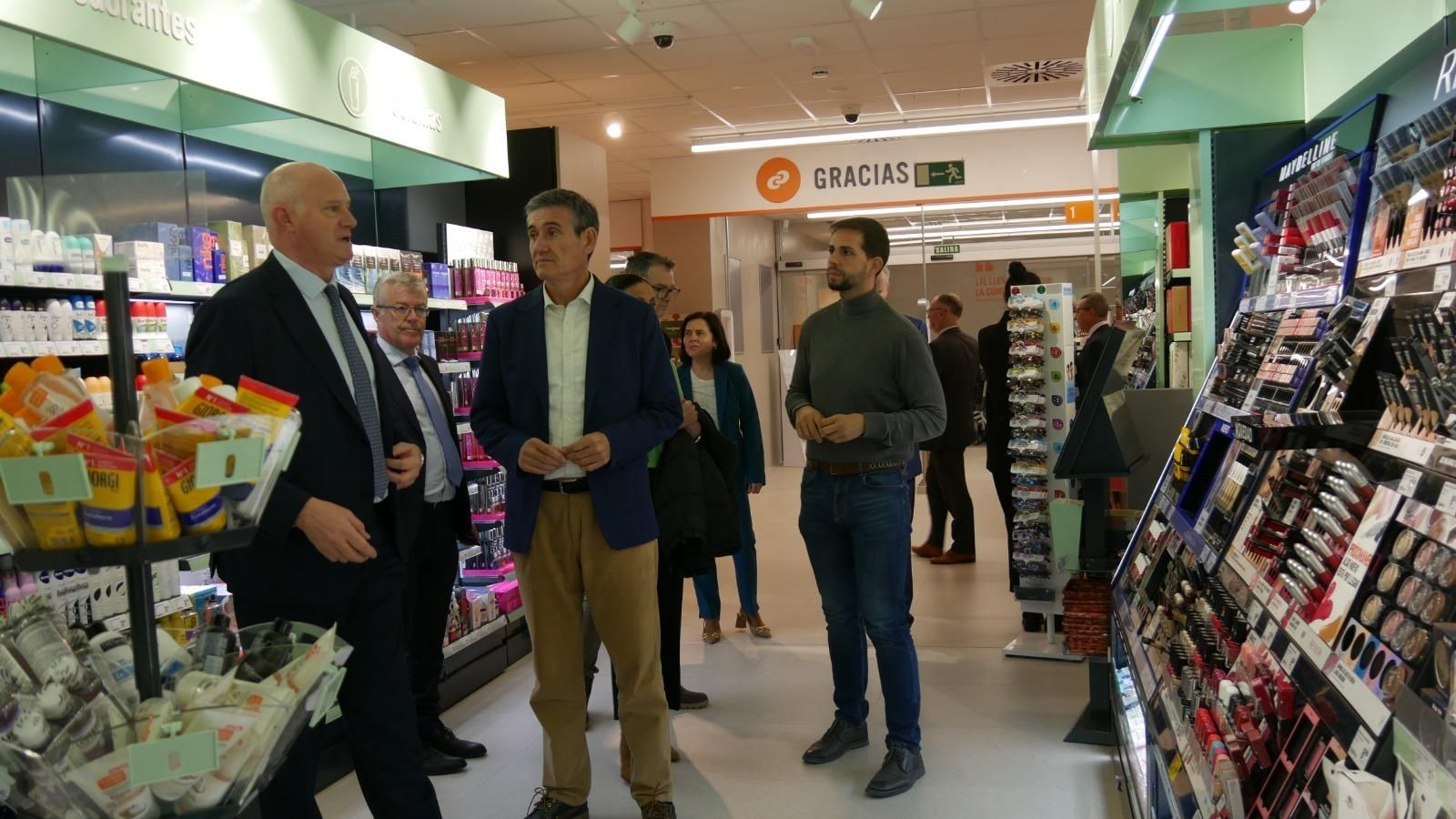 Visita por las instalaciones del nuevo supermercado.