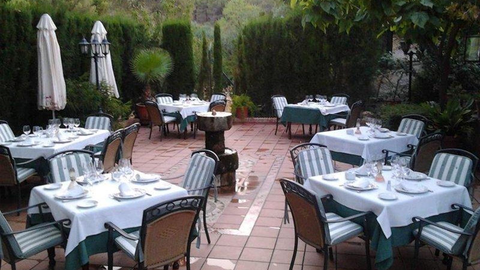Terraza exterior del Restaurante Horno Salvador de Jaén. Terraza exterior del Restaurante Horno Salvador de Jaén.