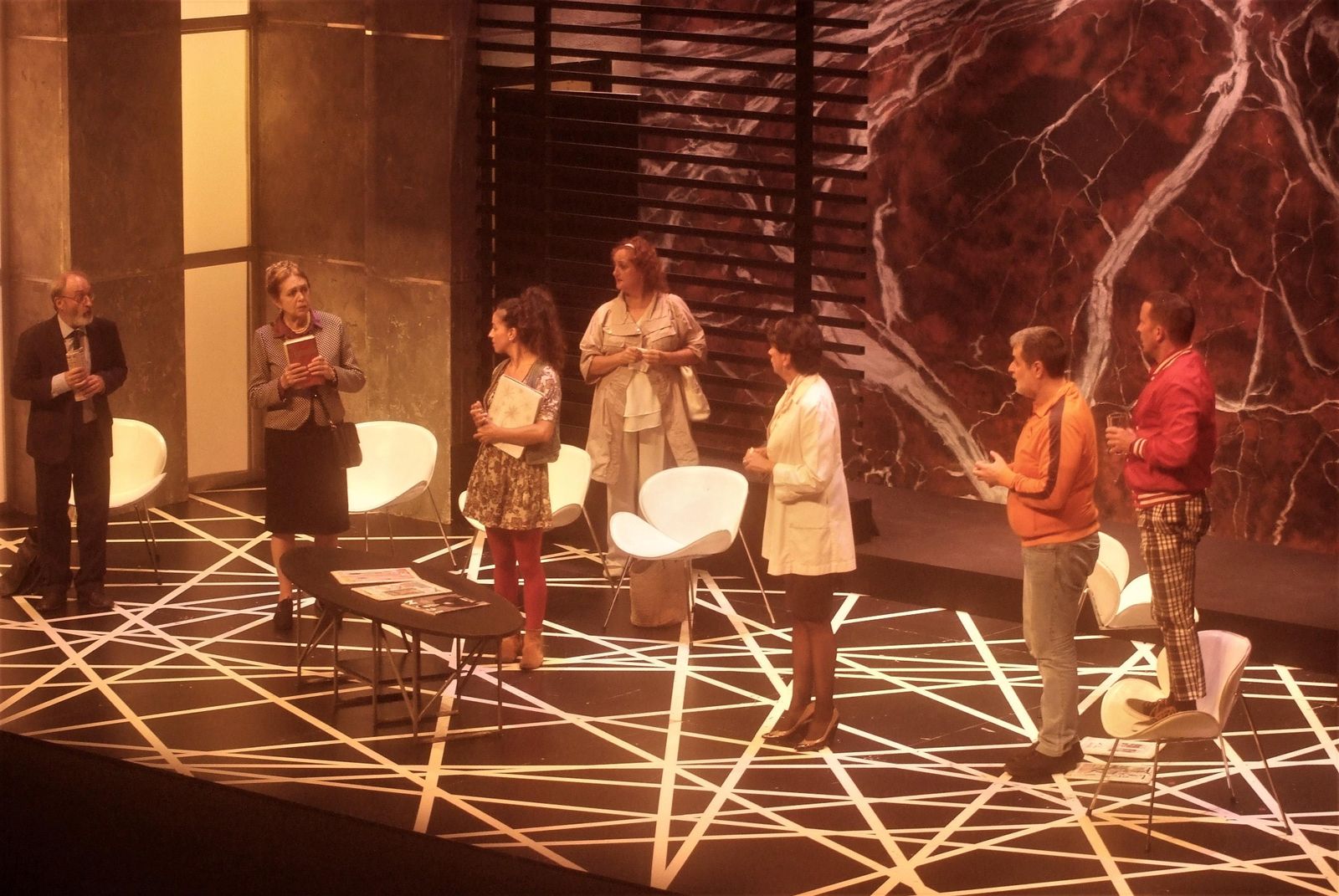 Los siete actores del reparto de 'Toc toc' durante la representación en Roquetas de Mar.