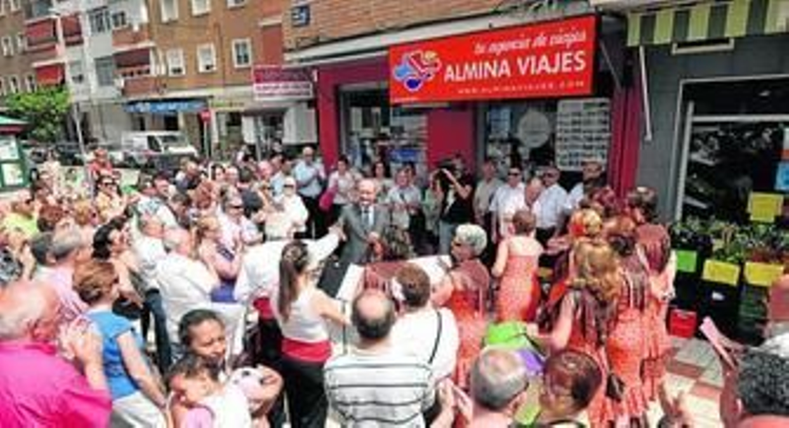 Francisco de la Torre estrecha la mano a un vecino de La Paz, ayer.