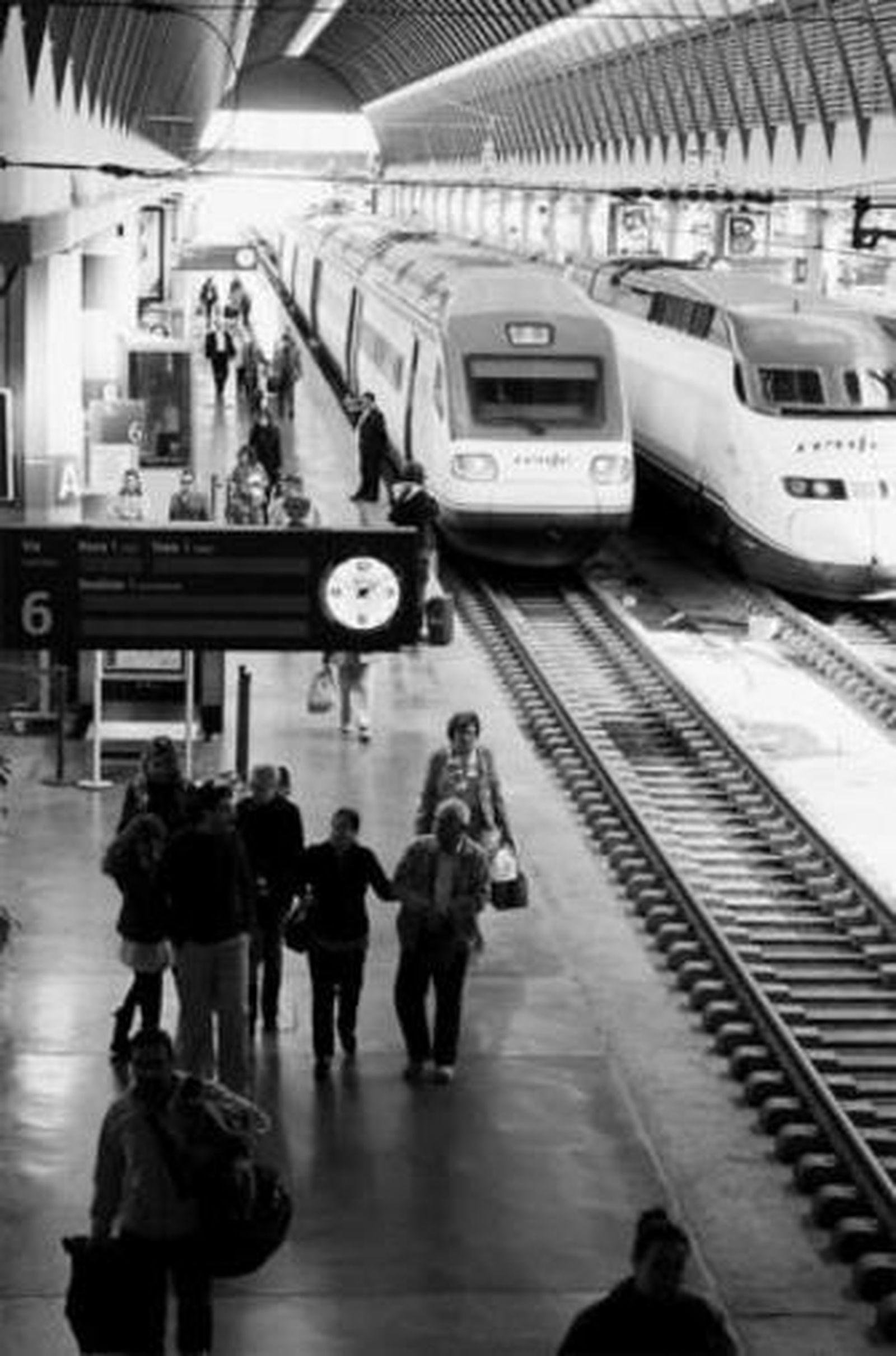 Varios viajeros bajan del Avant en la estación de Santa Justa, en Sevilla.