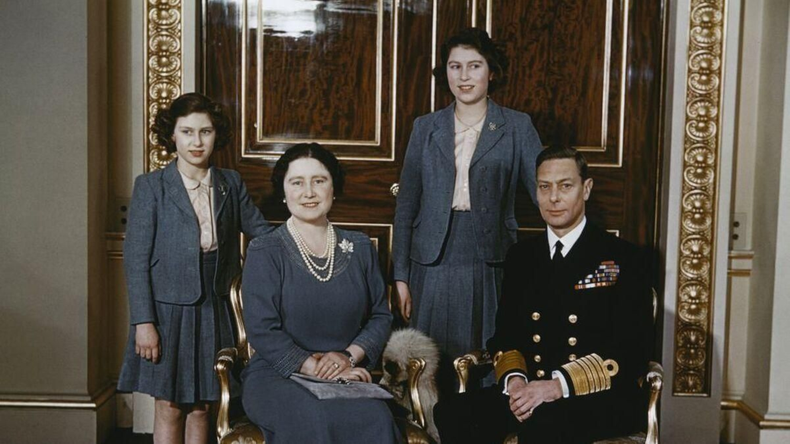 Una joven Isabel II, en compañía de sus padres y su hermana, Margarita