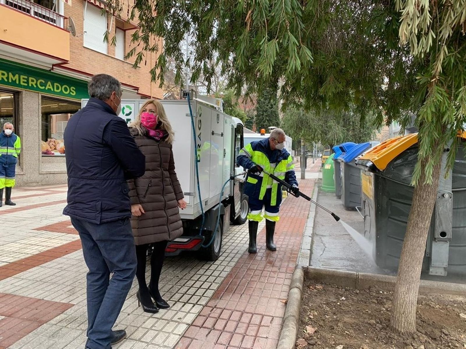 Granada vuelve a desinfectar todos los contenedores de basura de la ciudad ante la tercera ola