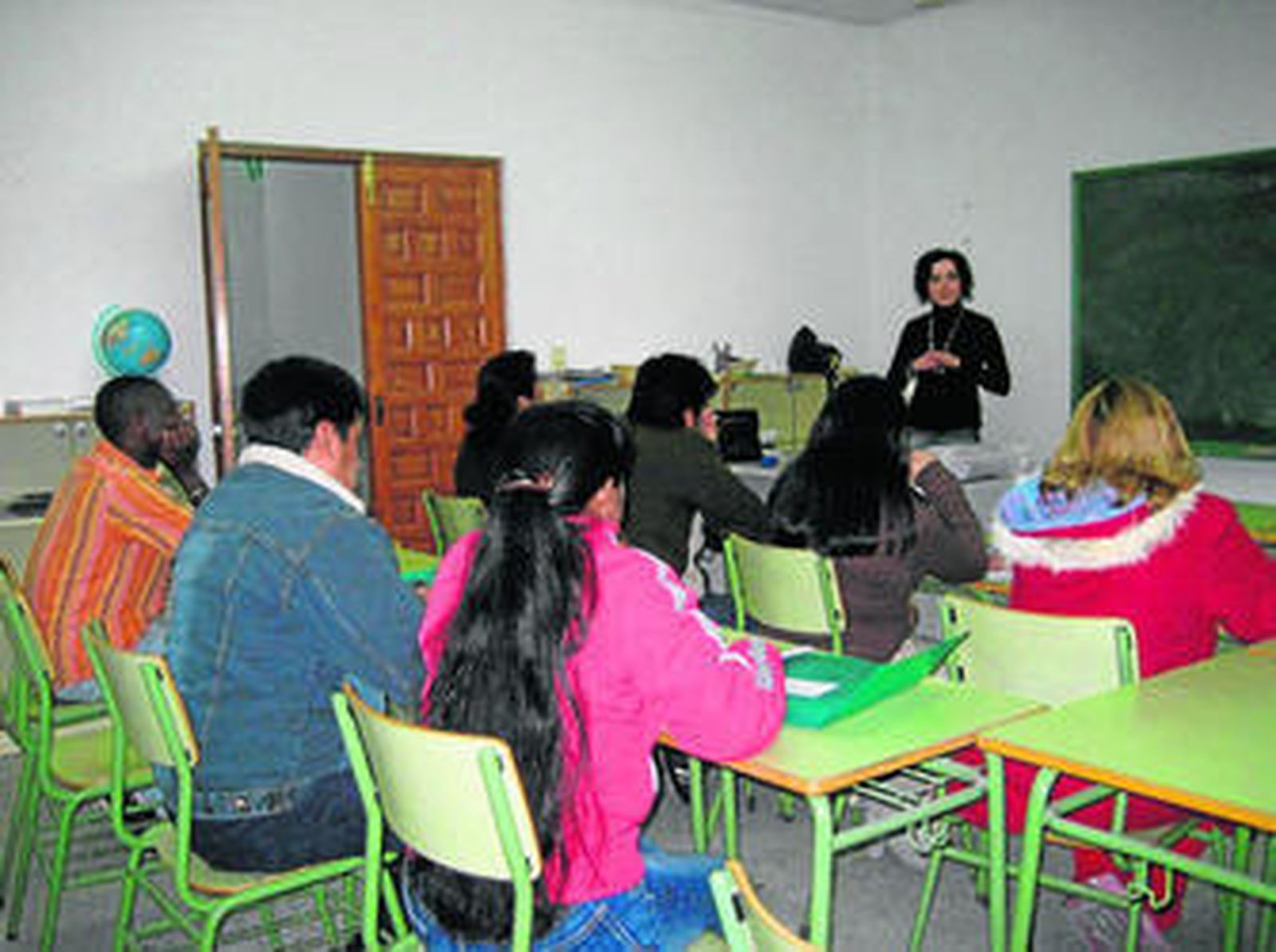 Inmigrantes en un aula para aprender nuevas tecnologías.