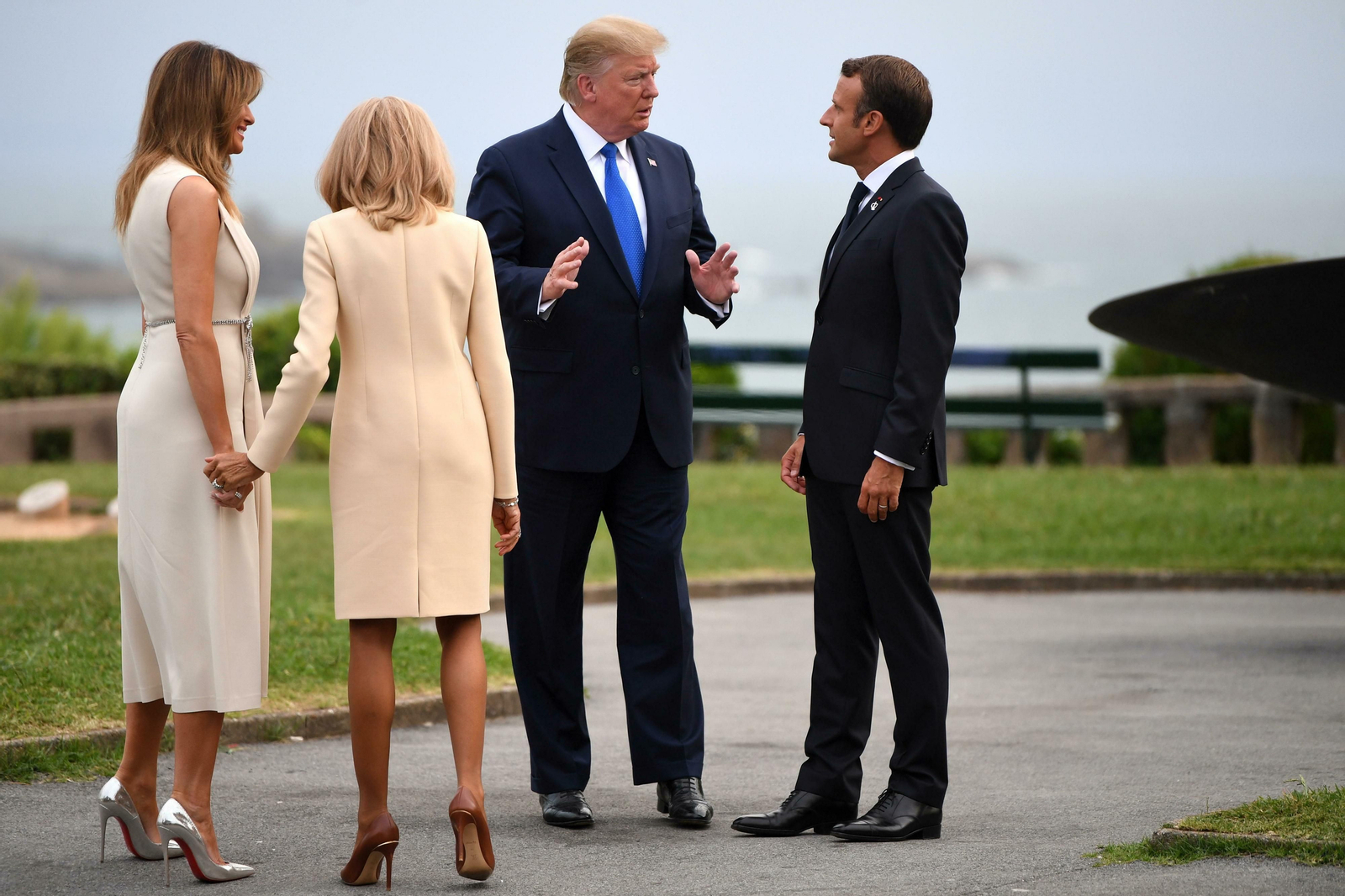 Donald Trump y Emmanuel Macron, ayer en Biarritz junto a sus esposas.