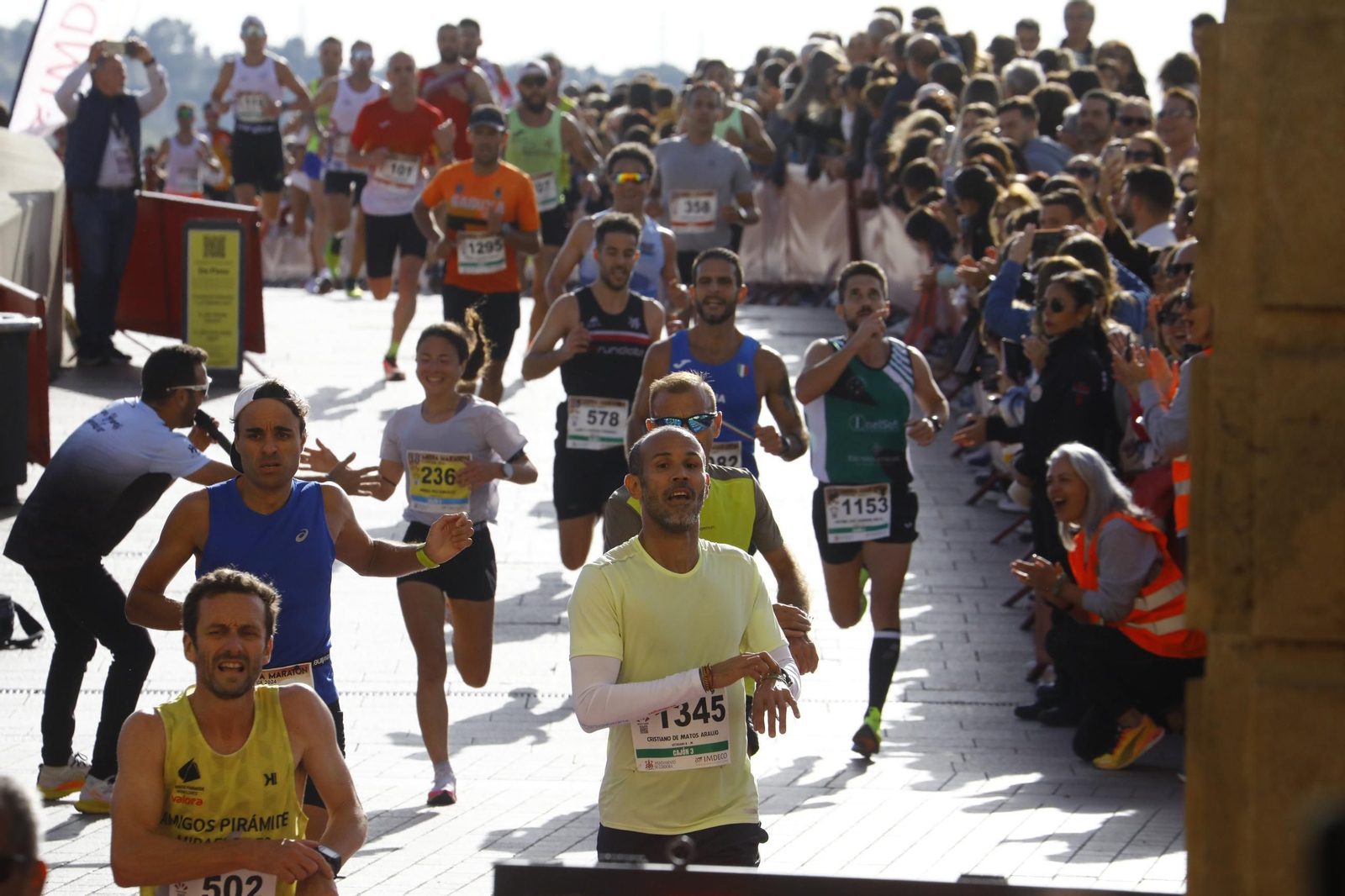 La gloria de cruzar la Puerta del Puente: las fotos de la línea de meta de la Media Maratón de Córdoba 2024