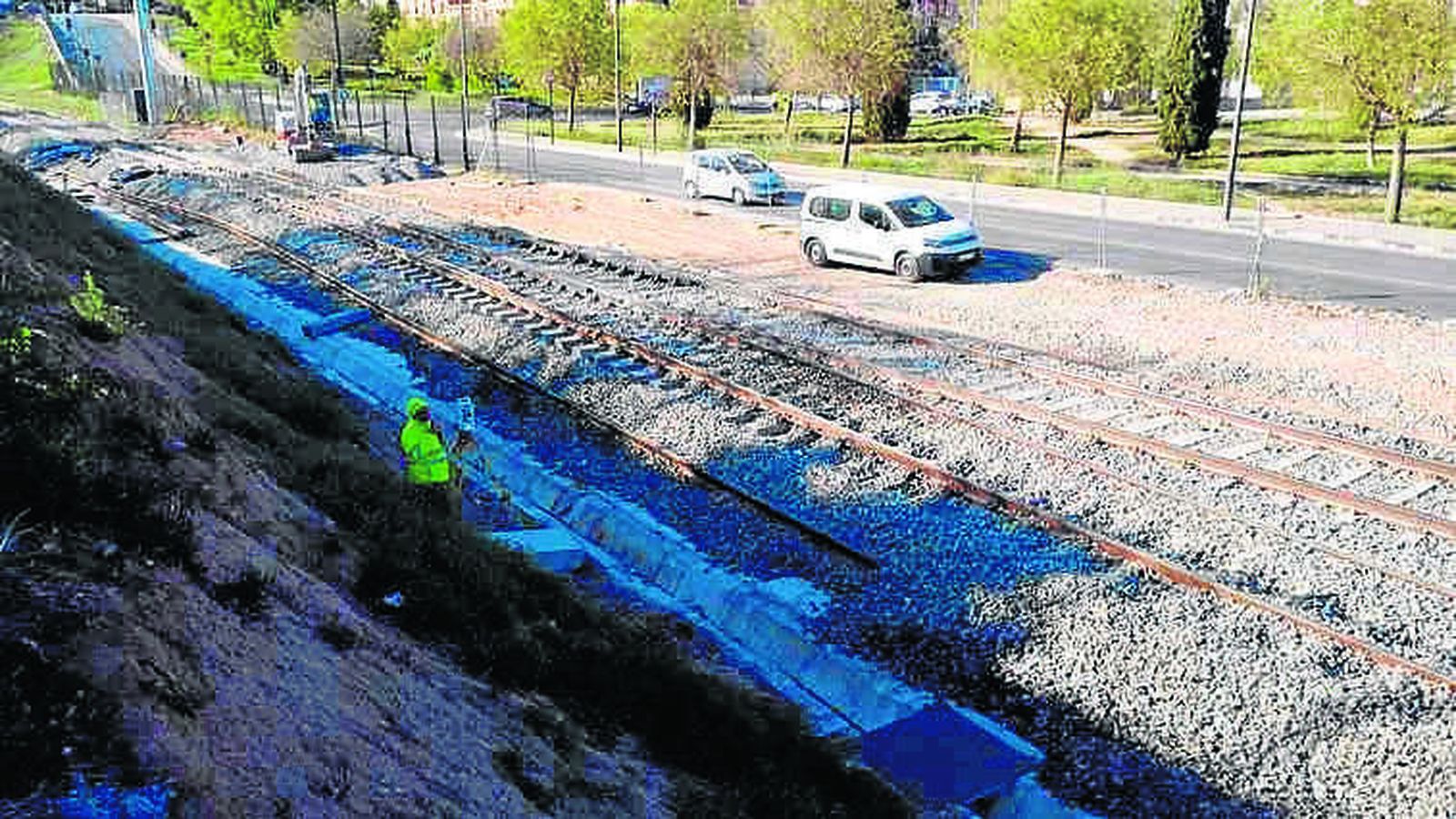 Un topógrafo hace mediciones de terreno y de ancho de la vía.
