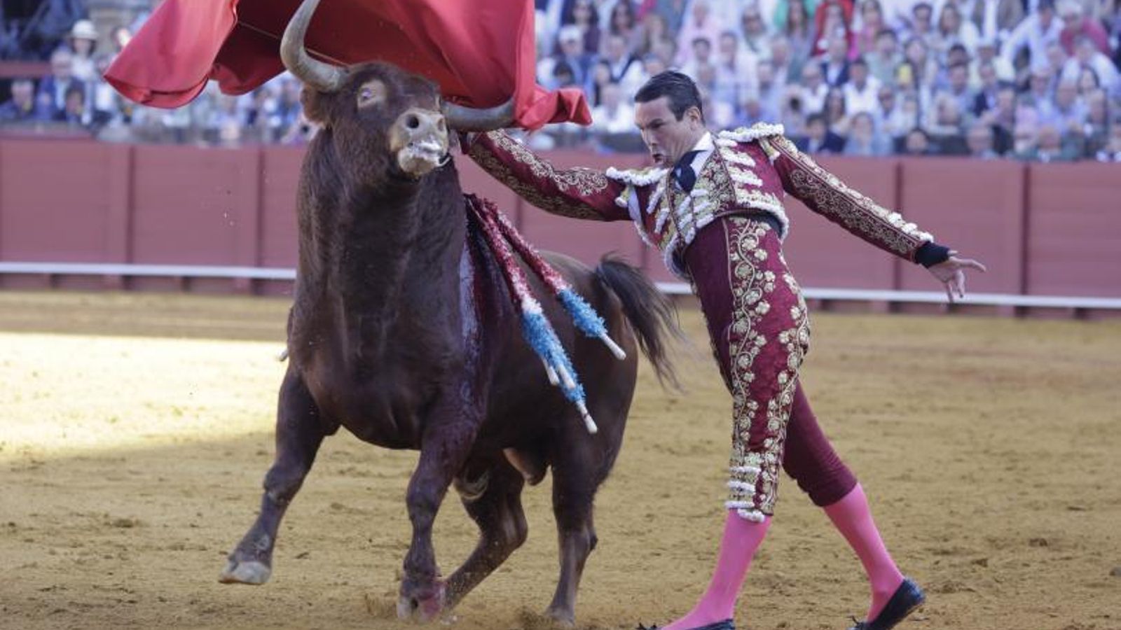 Echándose al toro por delante, el ayudado por alto de Josemari Manzanares.