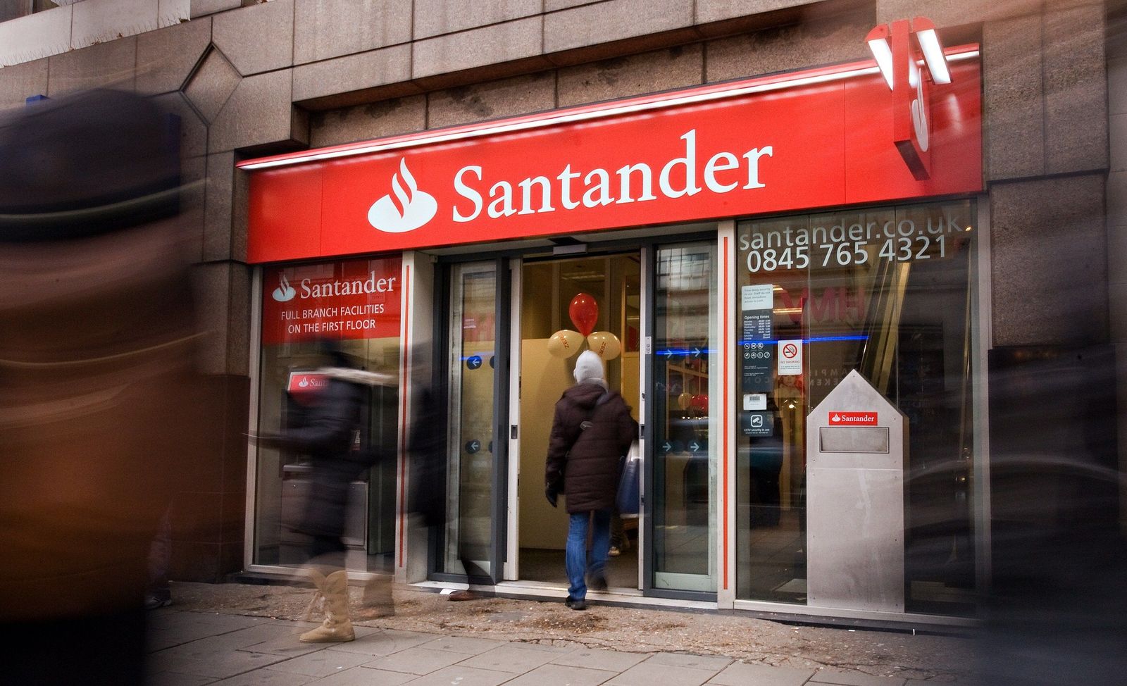 Un cliente entra en una oficina de Banco Santander en Oxford Street, en el centro de Londres.