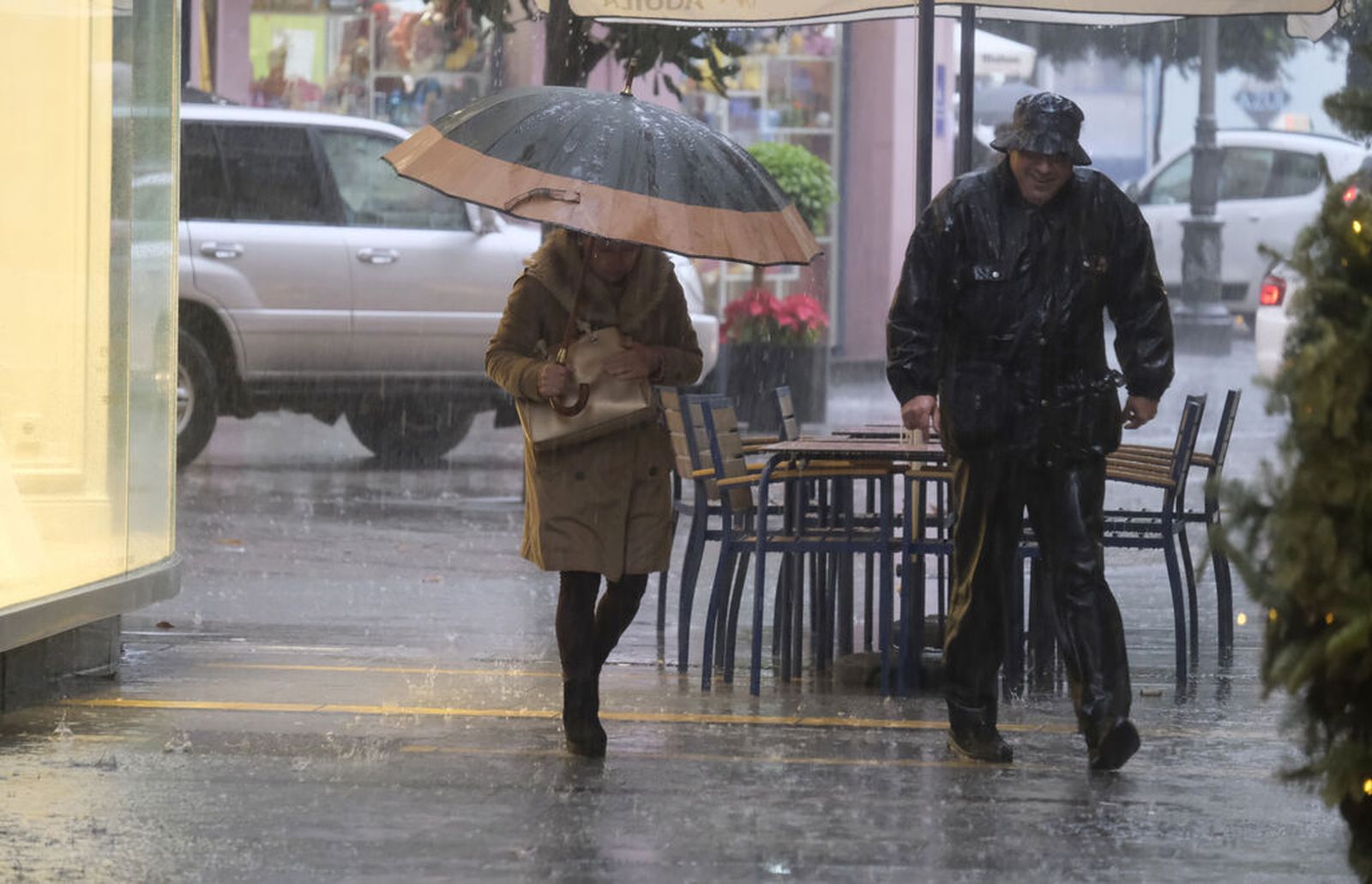 Dos personas se protegen de la intensa lluvia caída en Córdoba.