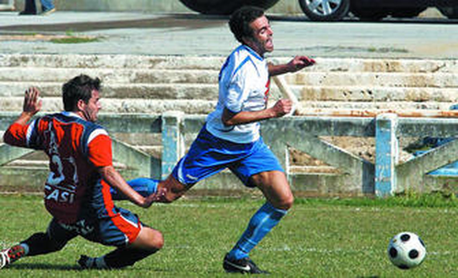 Pedro Carrión (d.) recibe la entrada de un jugador del Villanueva.