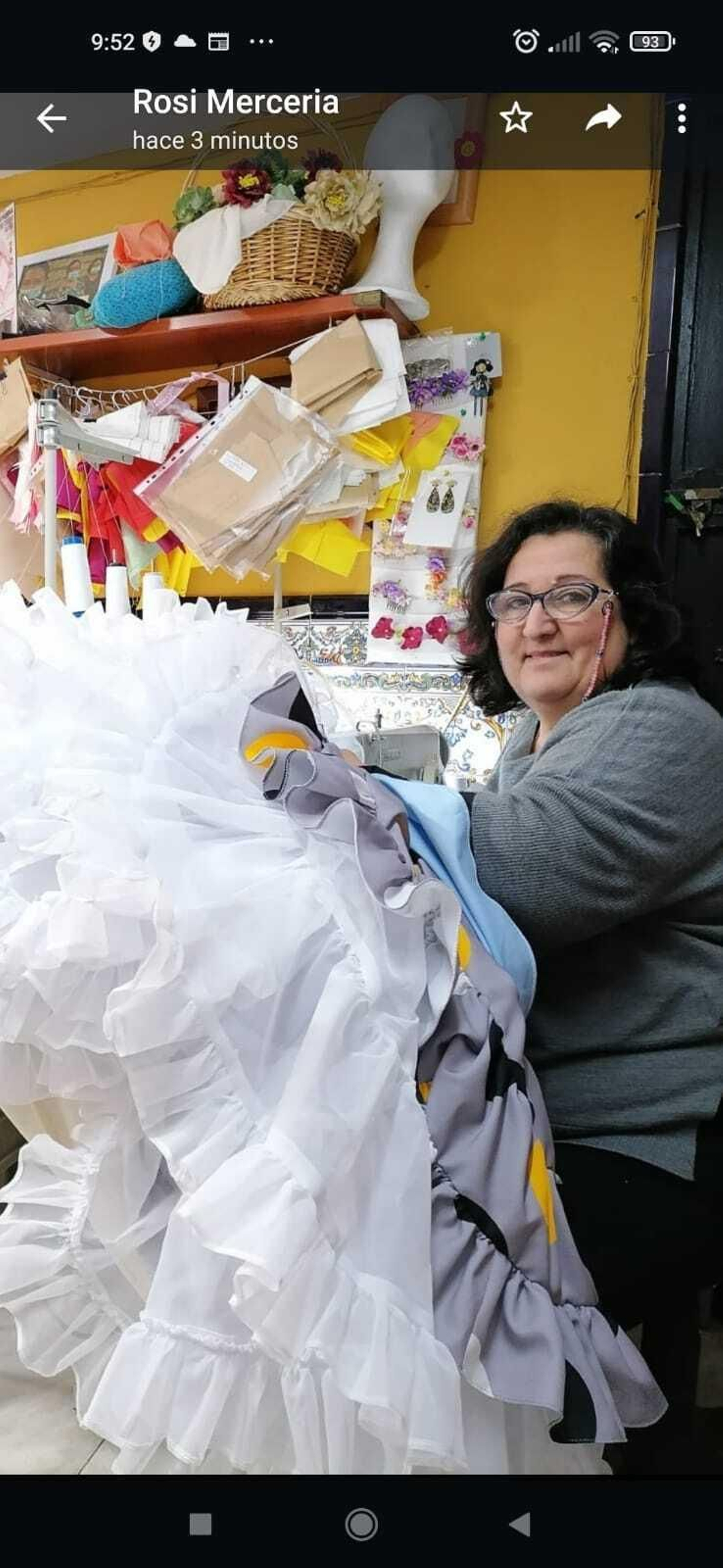 Gloria Coca, cosiendo uno de sus diseños