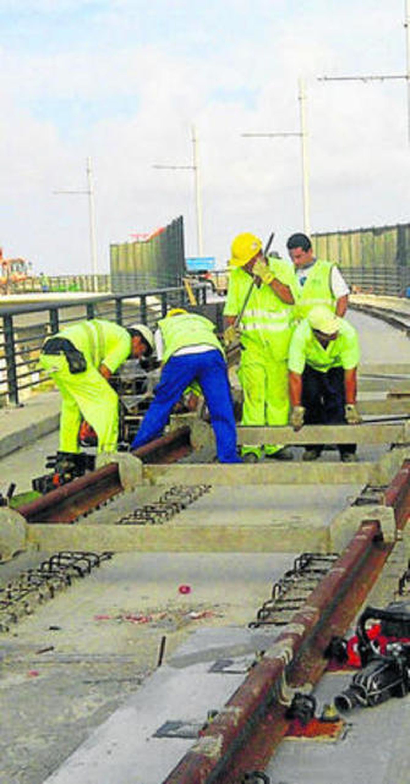 Trabajos para la colocación de las vías en la estructura del salto del carnero.
