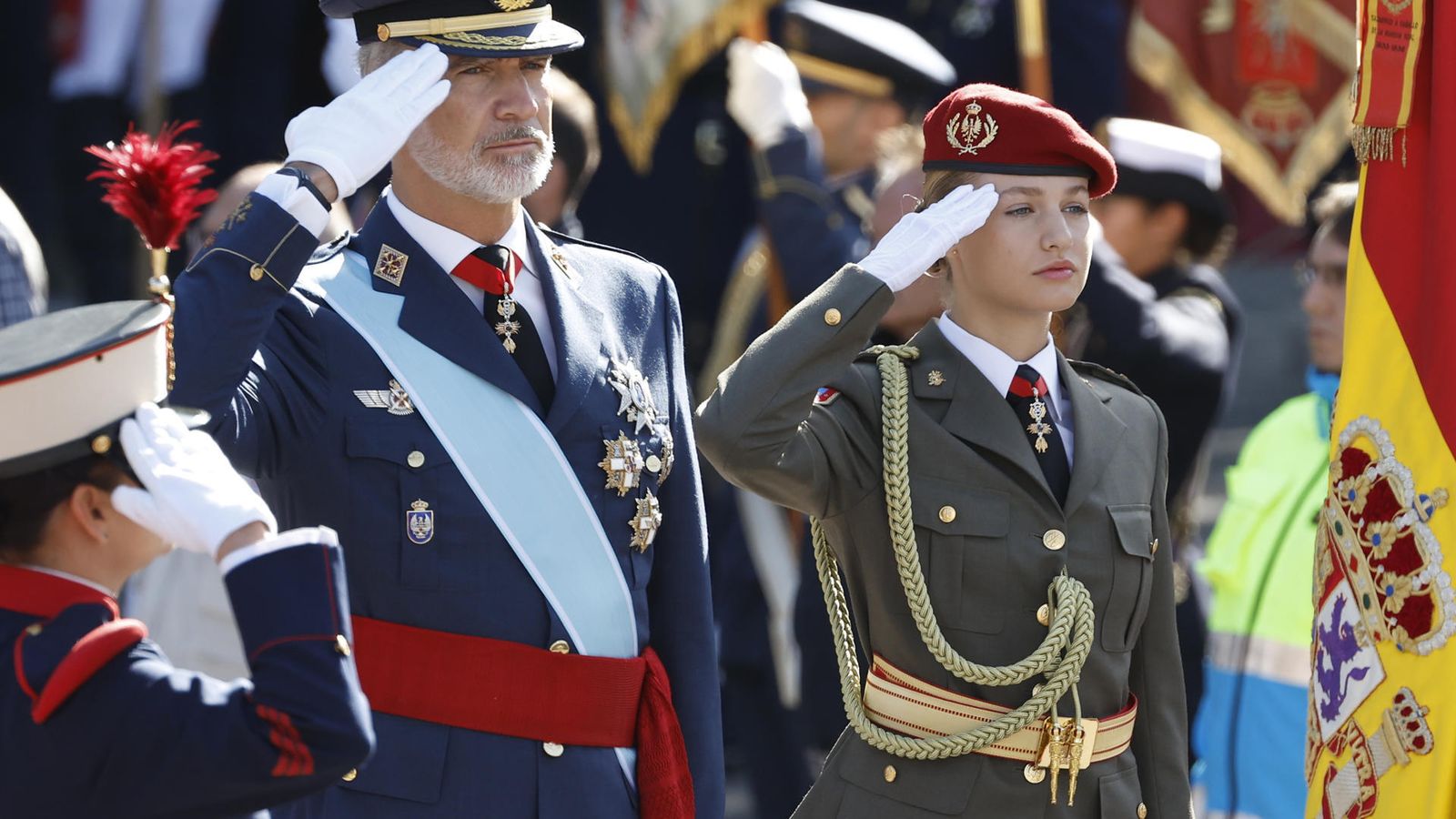 El Rey y la princesa en el izado de la bandera del 12 de octubre