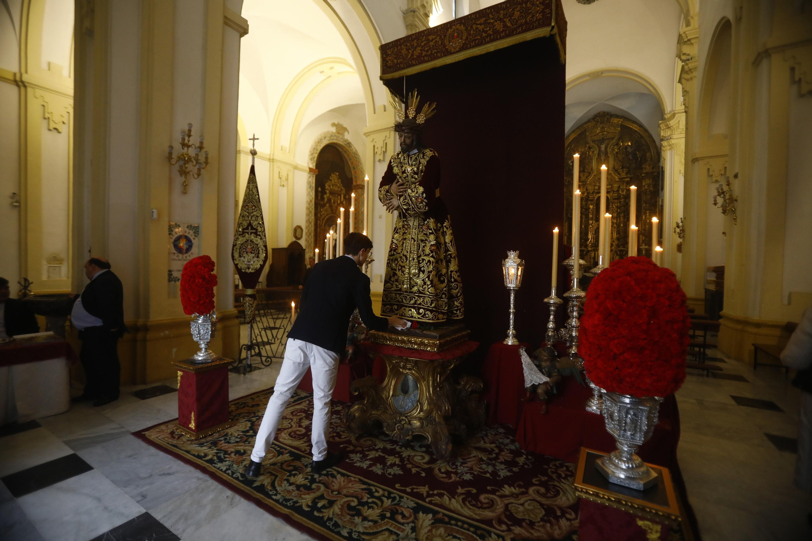 Las mejores imágenes de los besapiés del segundo domingo de Cuaresma en Córdoba