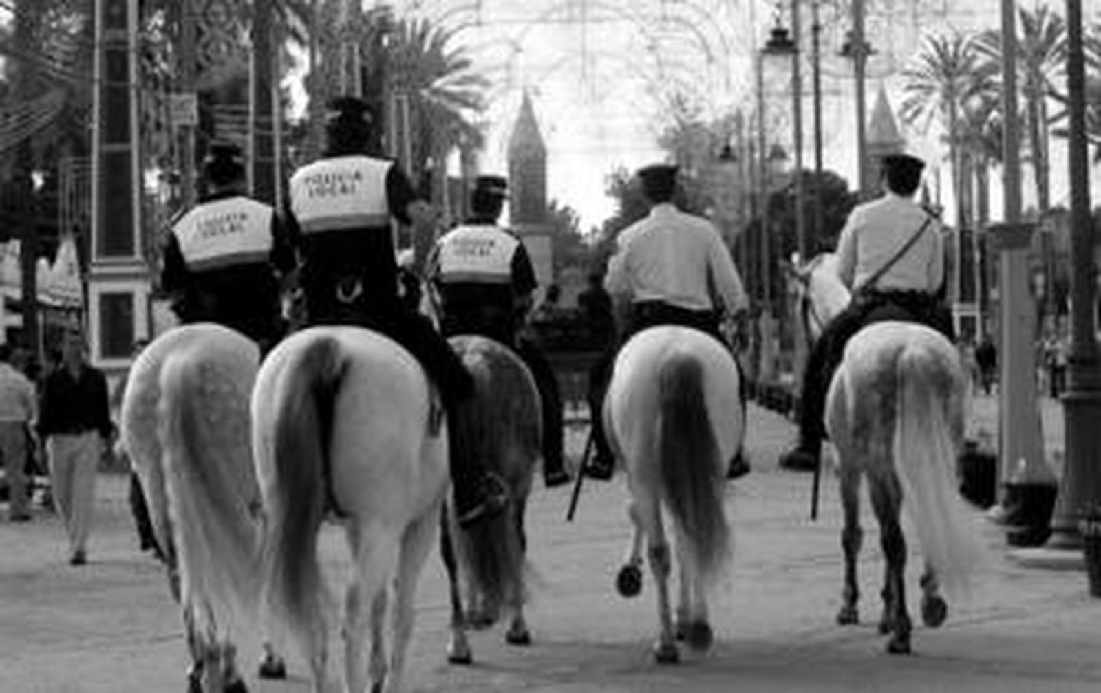 Policías locales y nacionales patrullando a caballo en esta pasada Feria.