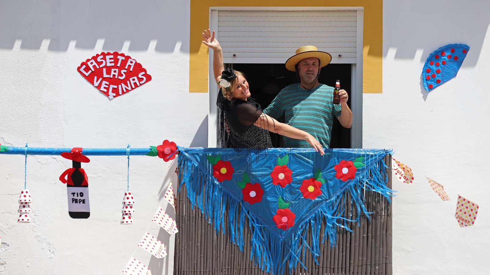 Una pareja celebra la Feria de Castellar desde el balcón de su vivienda debido al confinamiento