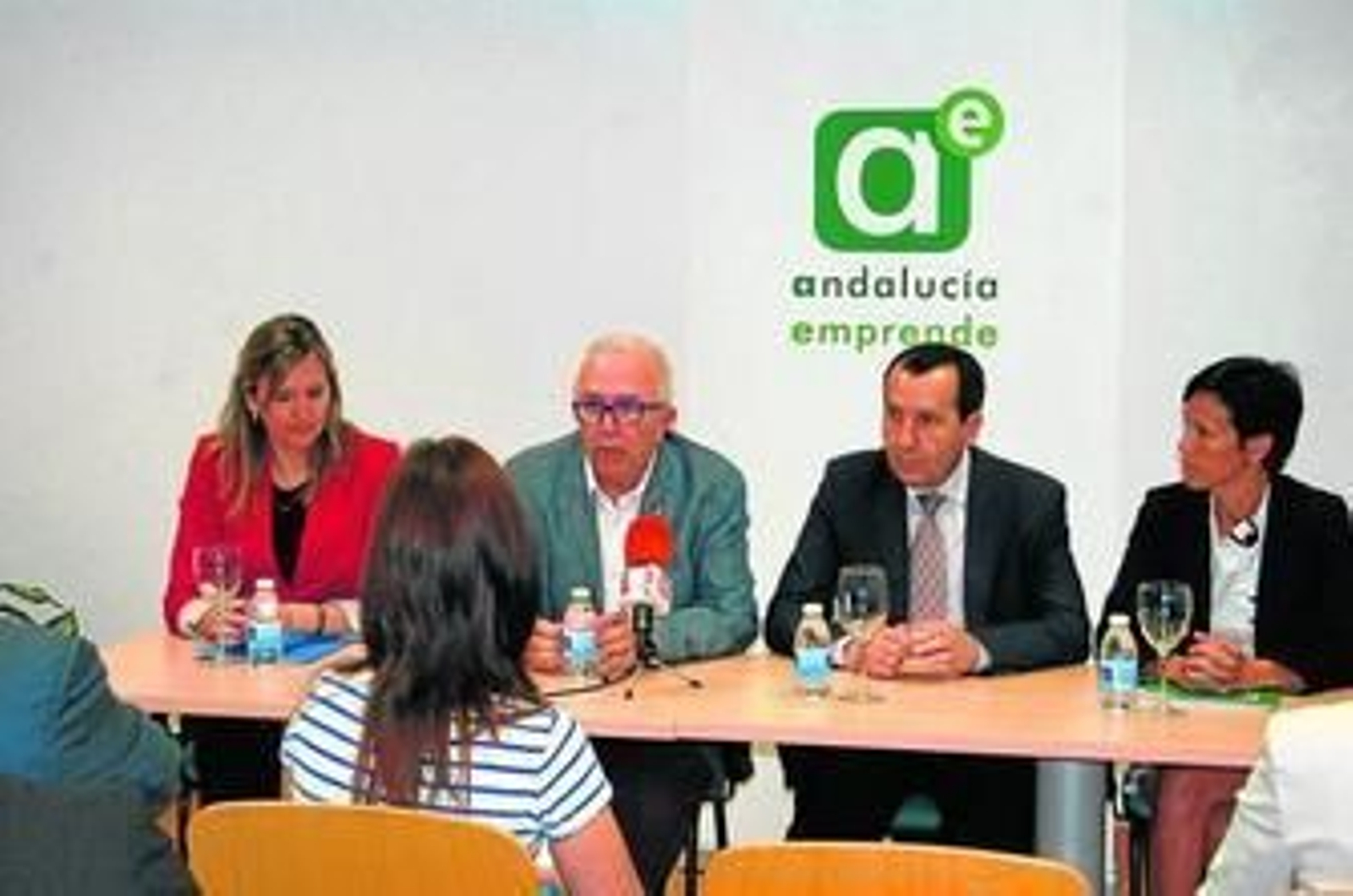 El consejero de Economía, ayer, durante el encuentro.