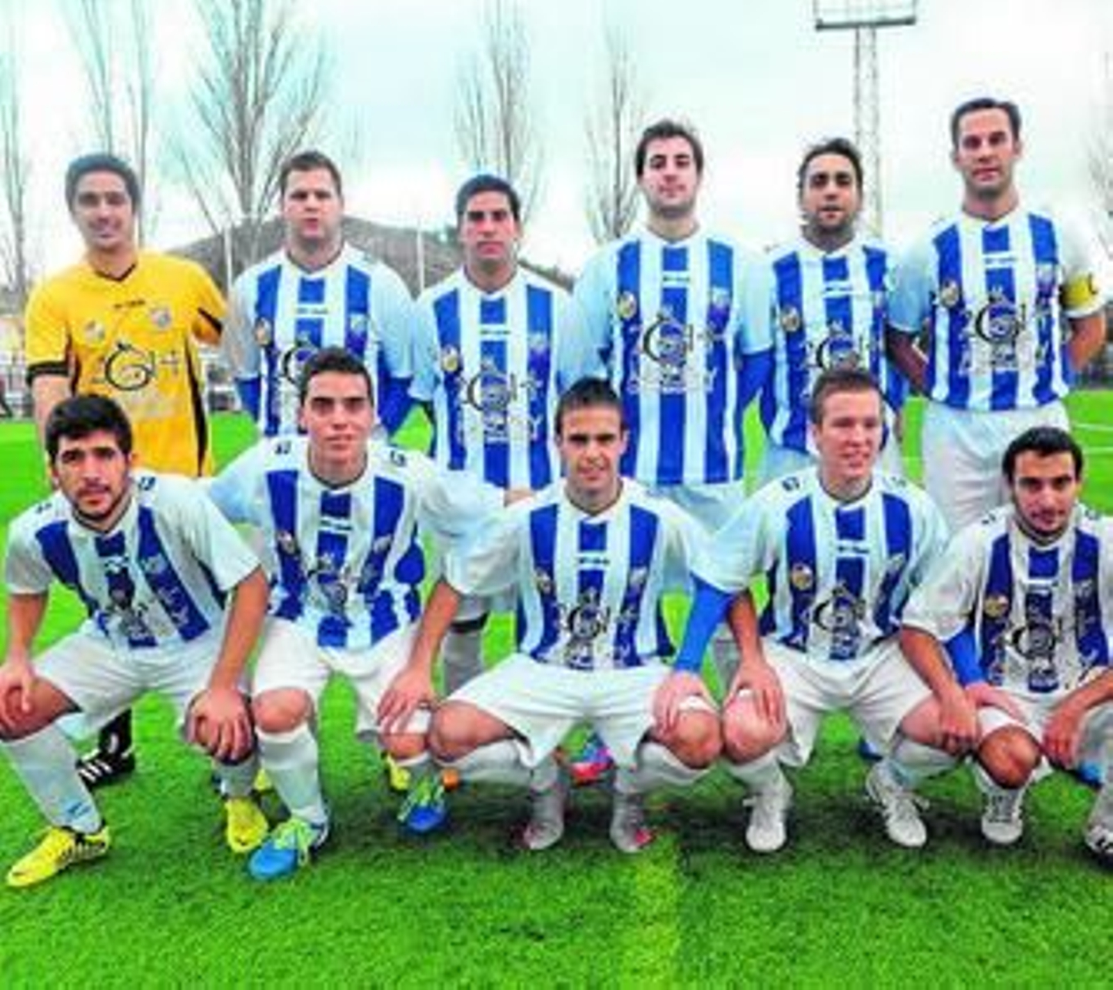 Martín y Durán, de pie arriba a la derecha; Alejandro, agachado a la izquierda.