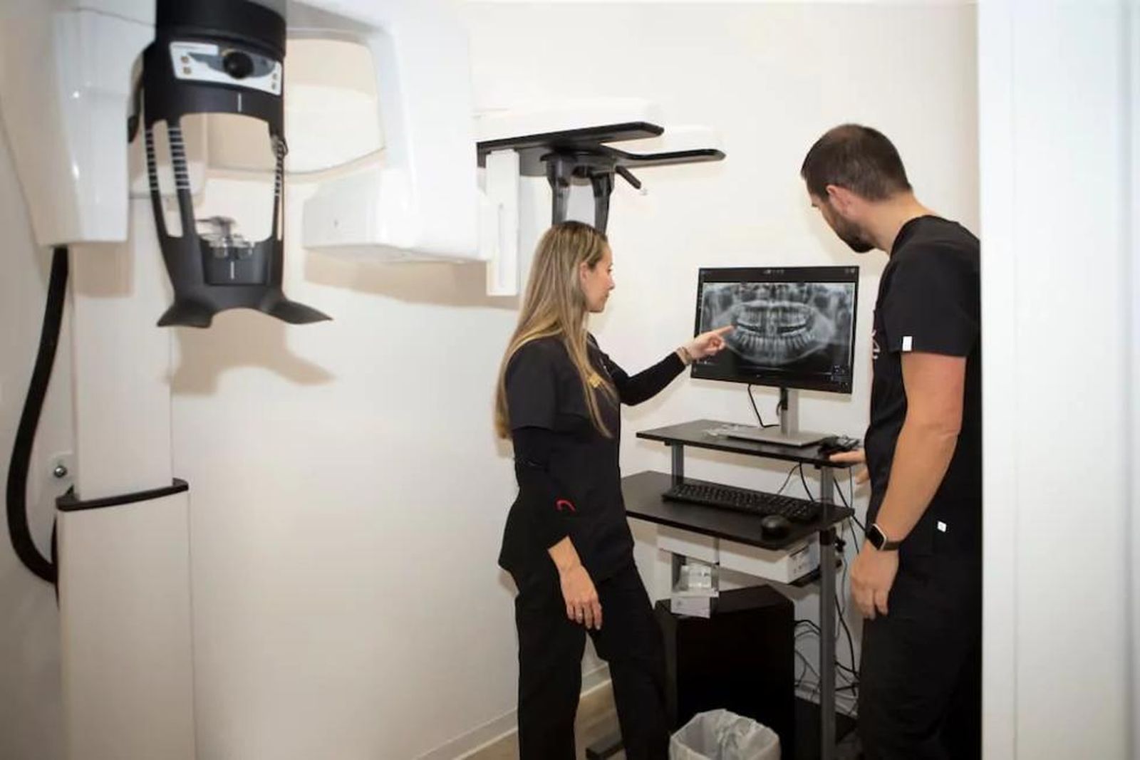 Transforma tu sonrisa con los implantes dentales de ClínicaEva