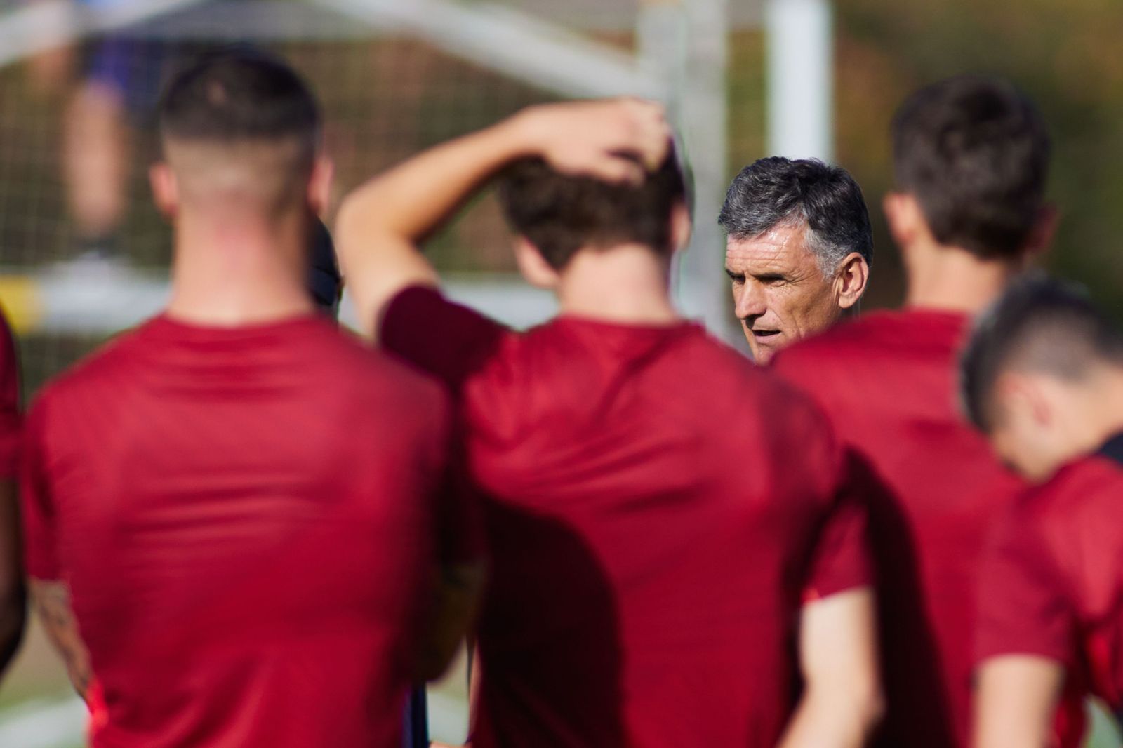 Mendilibar, entre varios jugadores.