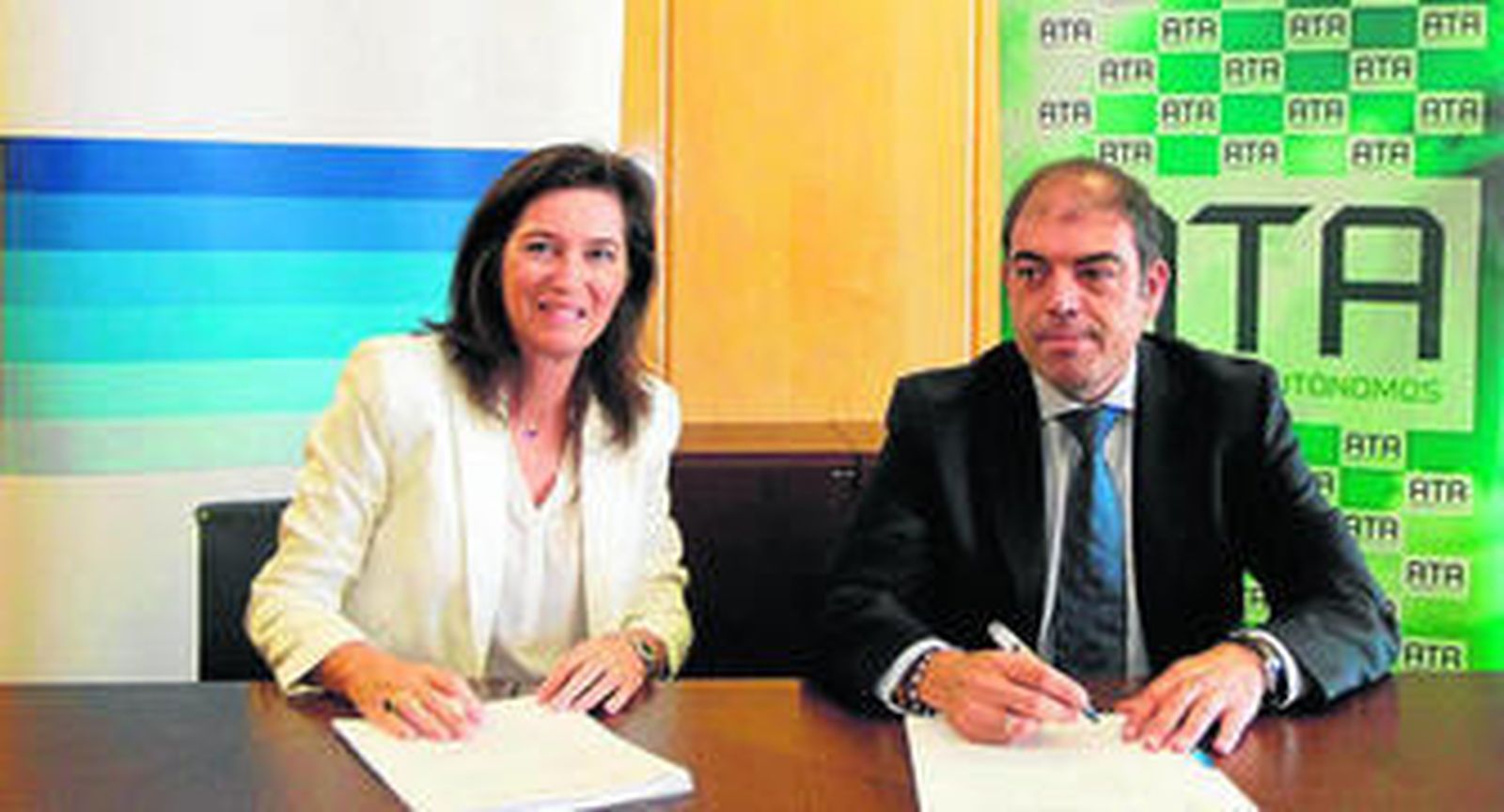 Cristina de Parias (BBVA) y Lorenzo Amor (ATA), en el momento de la firma del acuerdo.