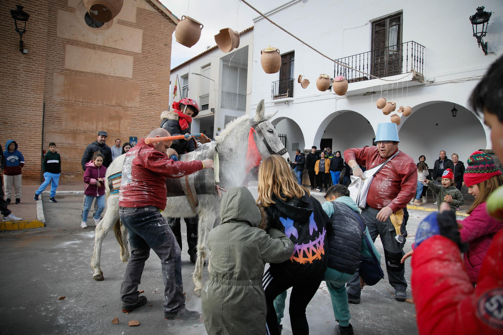 Las mejores imágenes del cierre de fiestas en Fiñana con "Las Ollas"