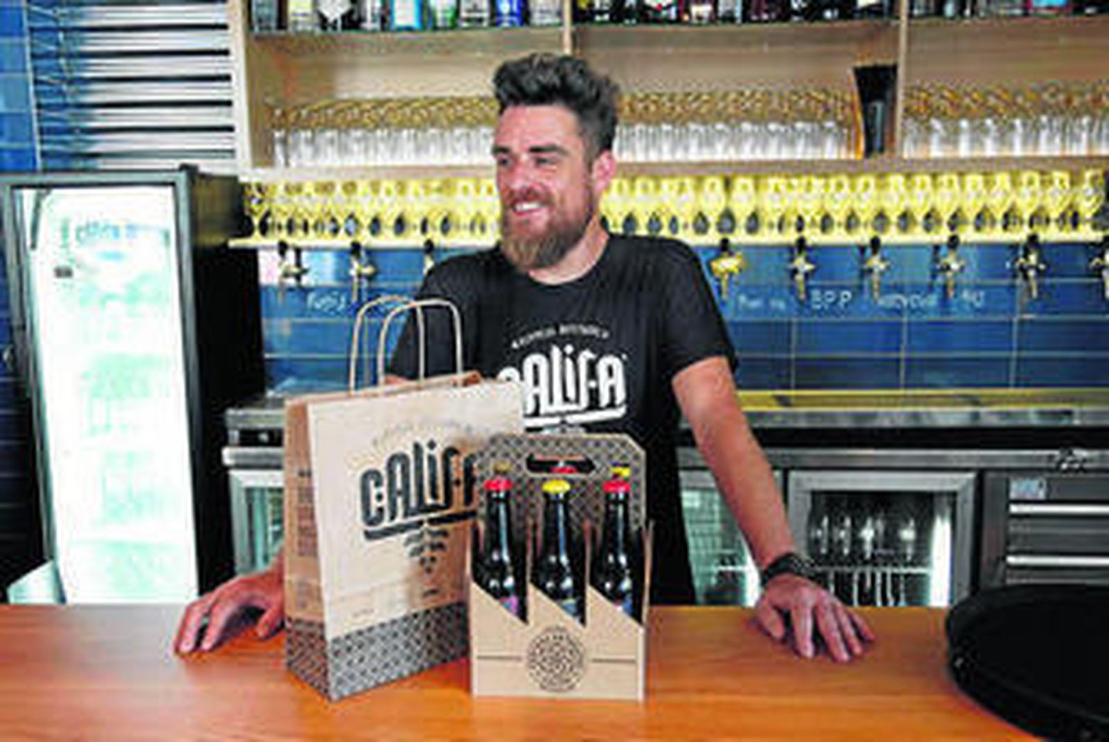 Alejandro Díaz tras la barra de su local en el Vial Norte.