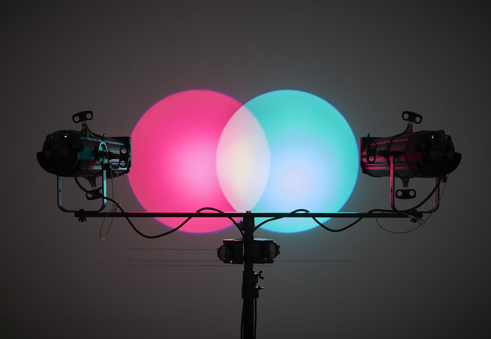 Proyector con doble foco, rojo y verde, de Amalia Pica.