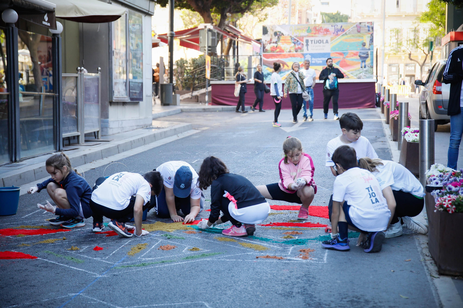 Así es la alfombra de serrín de 60 metros en el Paseo de Almería, en imágenes.