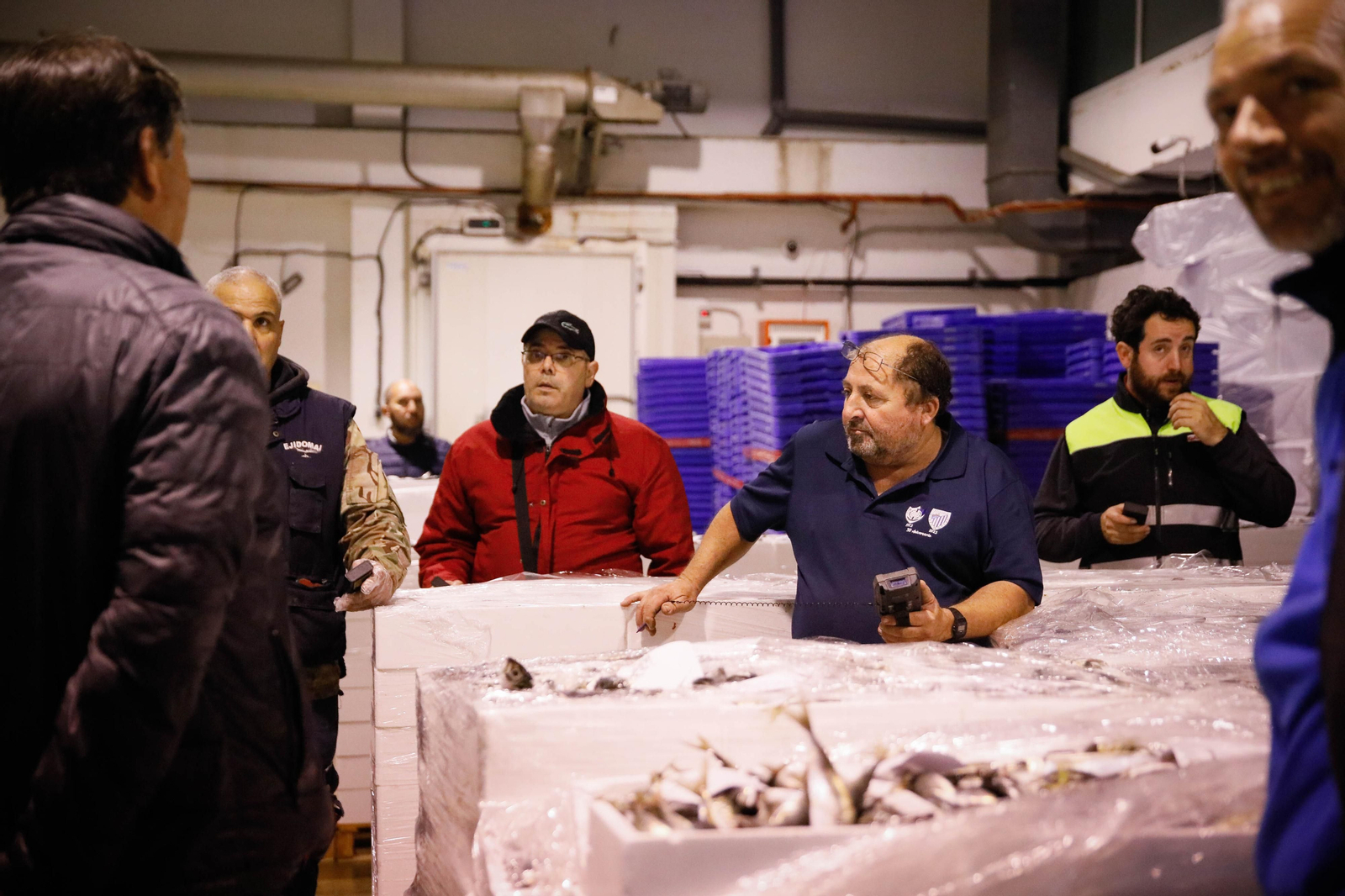 Te contamos en imágenes como ha sido la descarga de las traiñas en la lonja de Almería