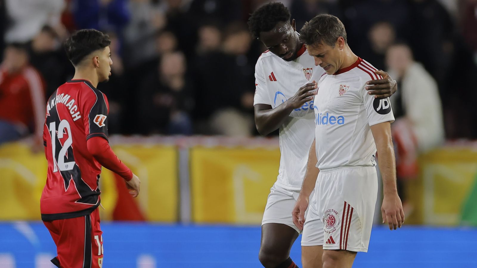 Nianzou anima a Azpilicueta cuando éste se marcha lesionado.