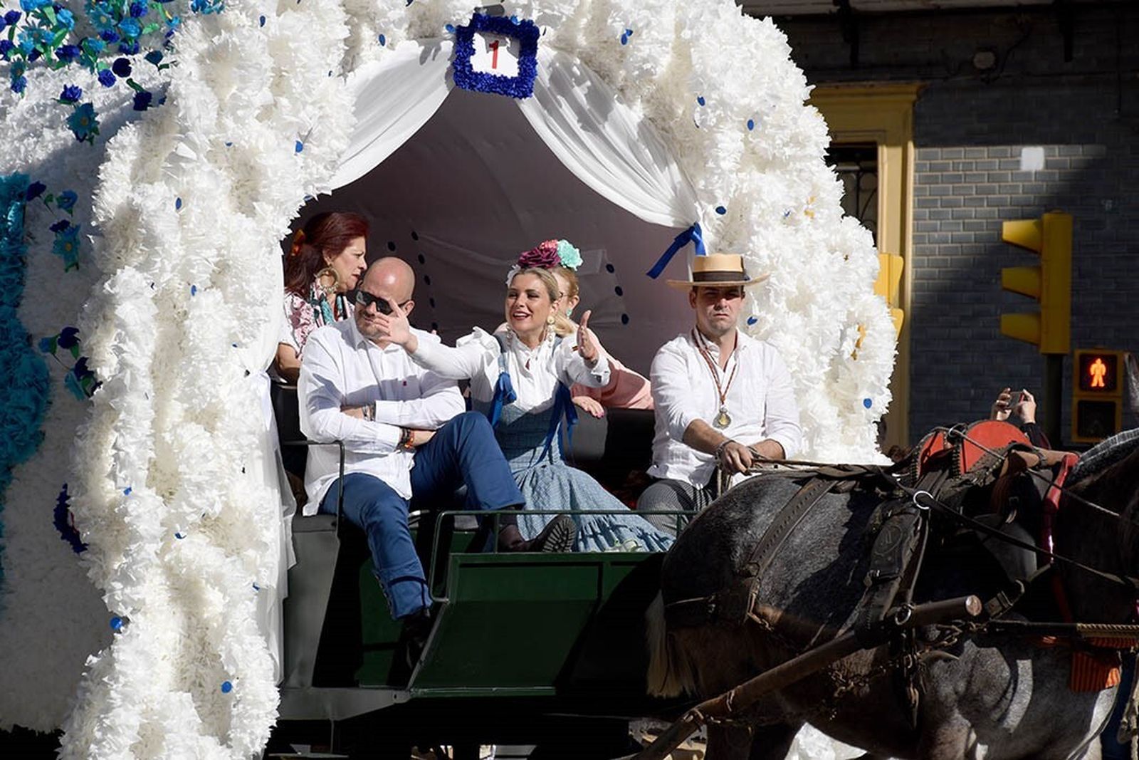 Imágenes de los peregrinos de la Hermandad de Emigrantes en su salida por las calles de Huelva