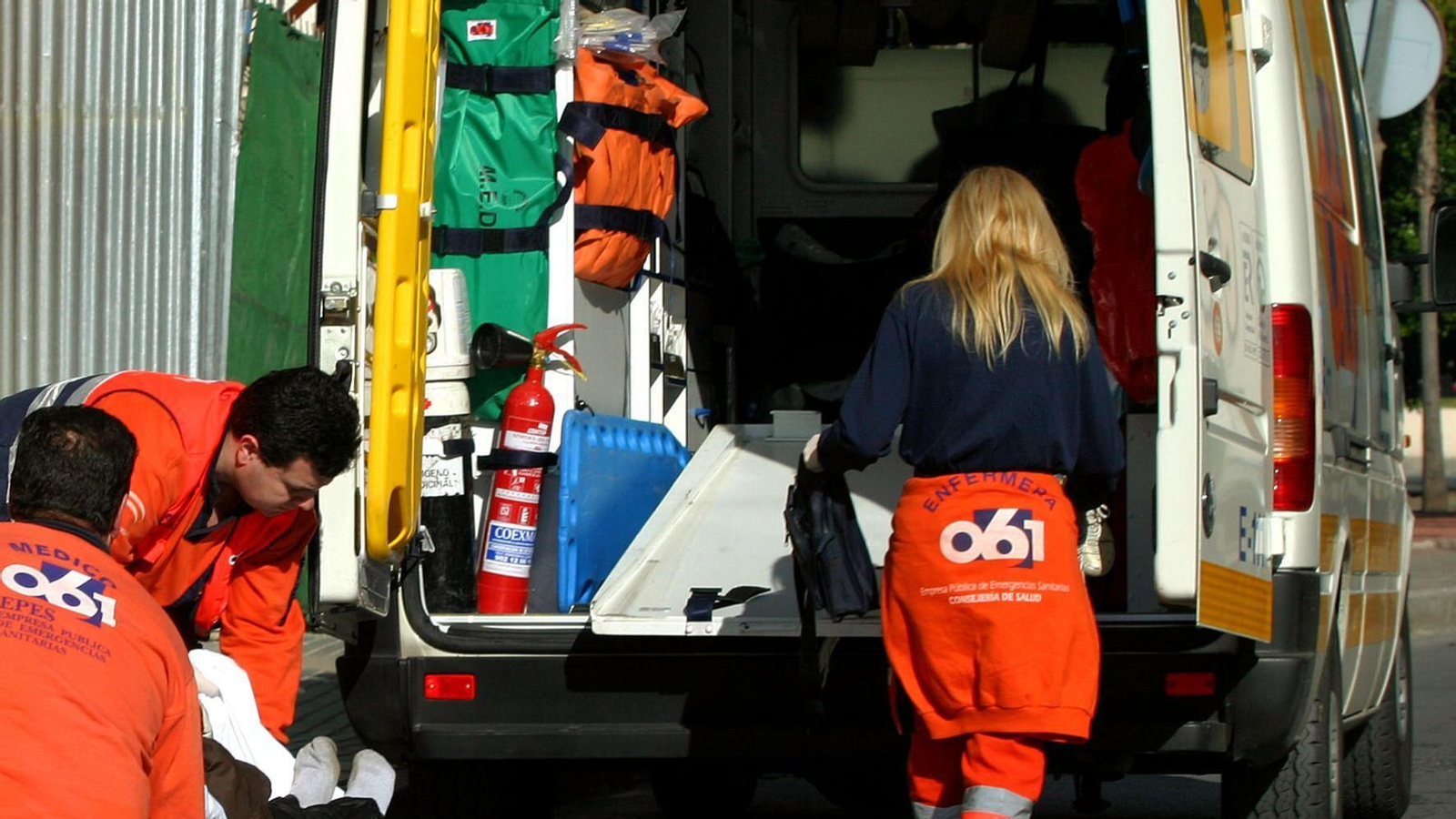 Una ambulancia del 061 socorre a un accidentado.