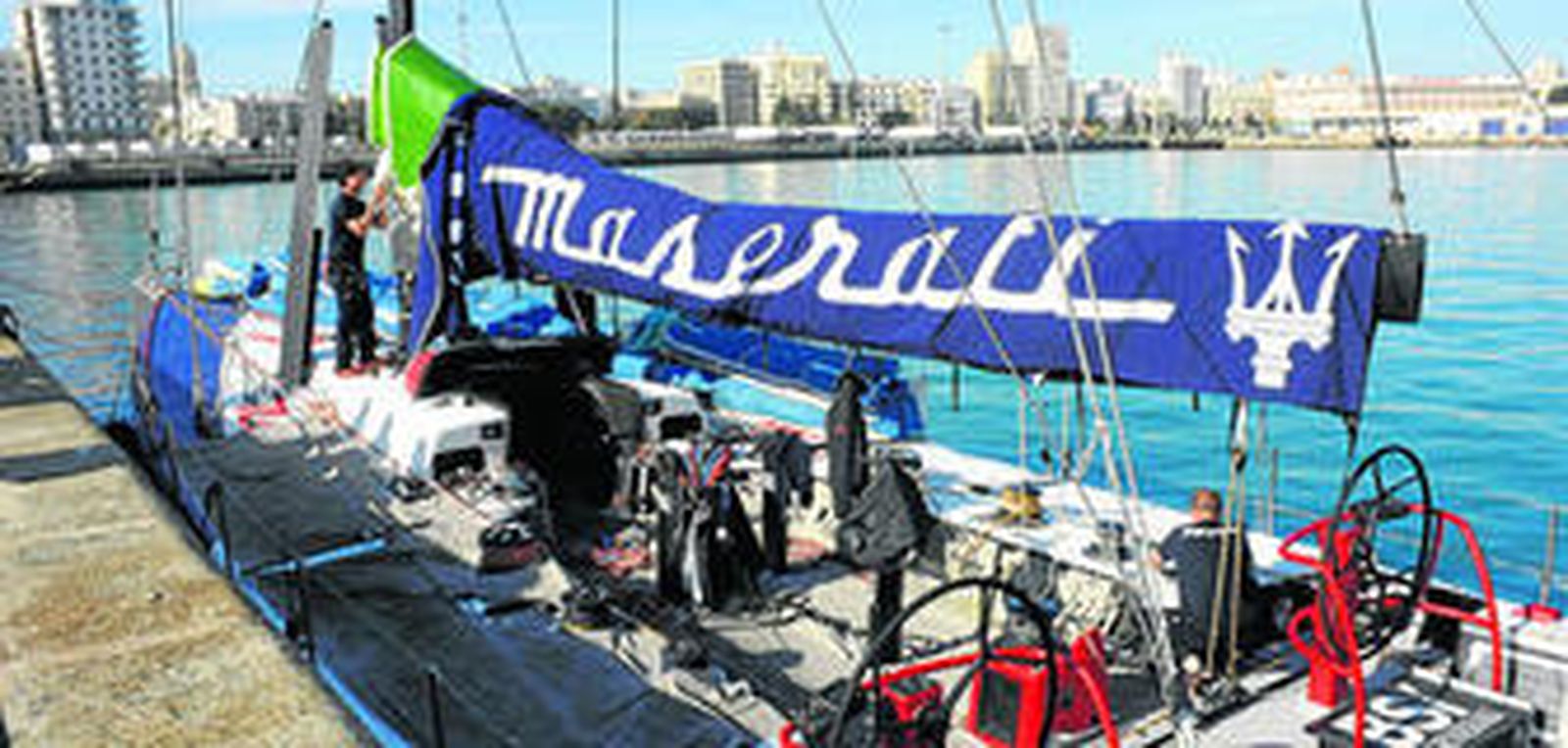 La embarcación 'VOR 70 Maserati', preparada ayer en el Puerto de Cádiz para iniciar hoy la ruta Cádiz-San Salvador.