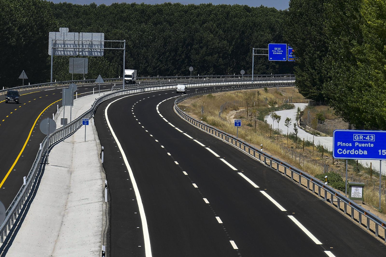 Fotos: ya circulan los primeros vehículos por la nueva autovía GR-43 de Granada