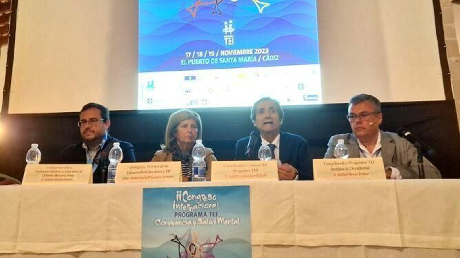 Los participantes en la sesión inaugural del congreso.