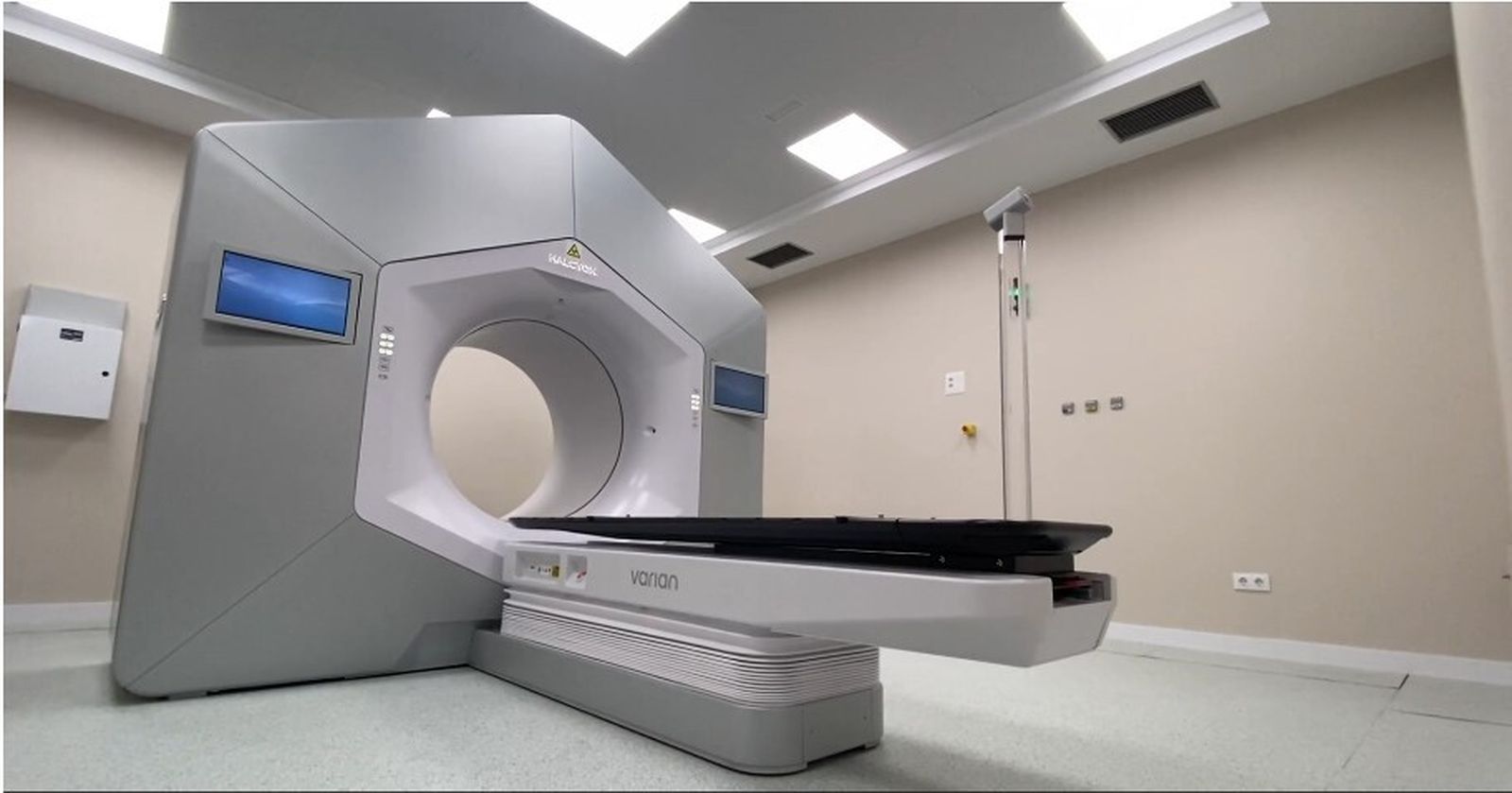 Una de las máquinas de radioterapia del Hospital Virgen del Rocío en una imagen de archivo.