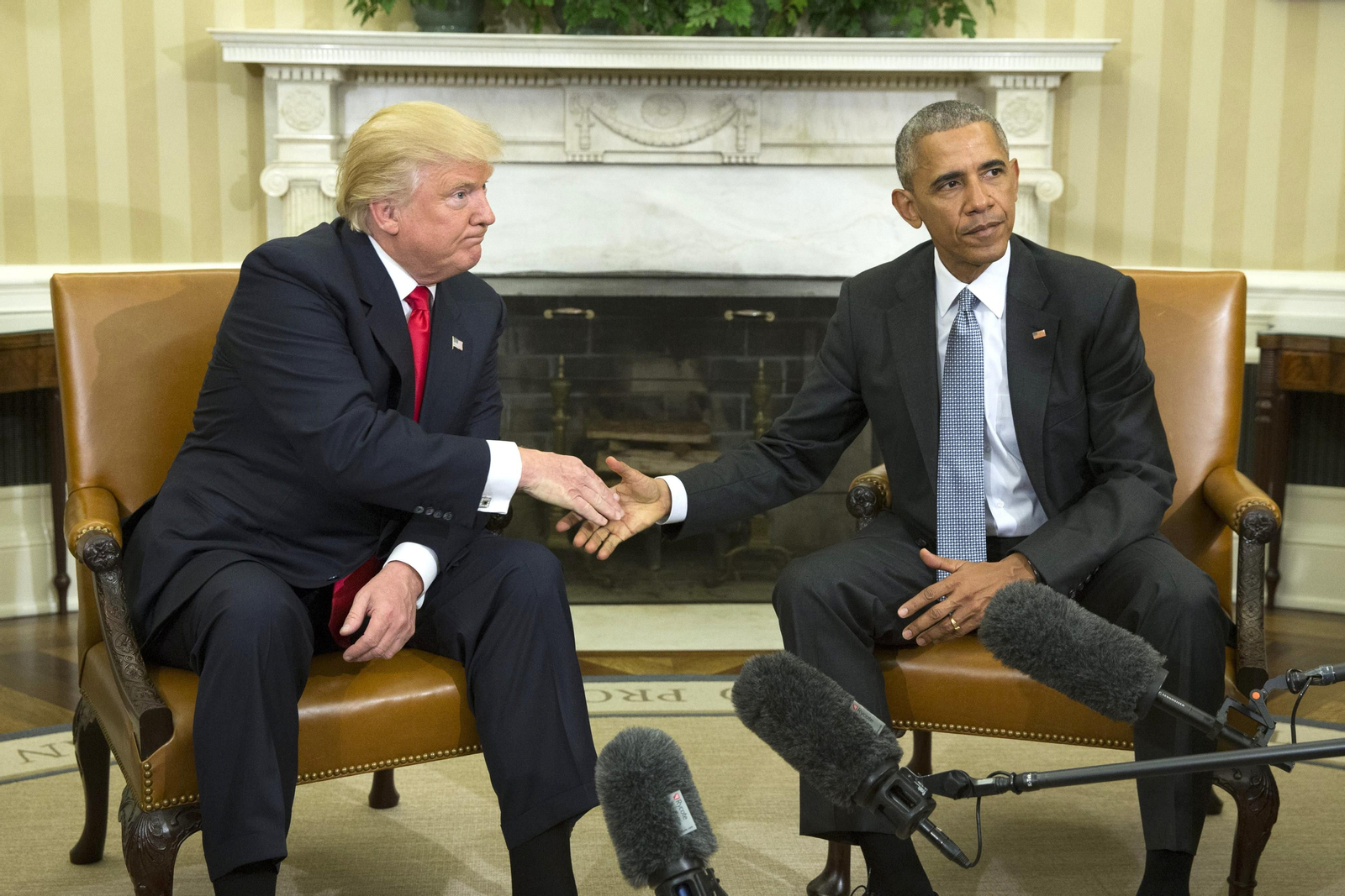 Trump y Obama se estrechan la mano. / EFE