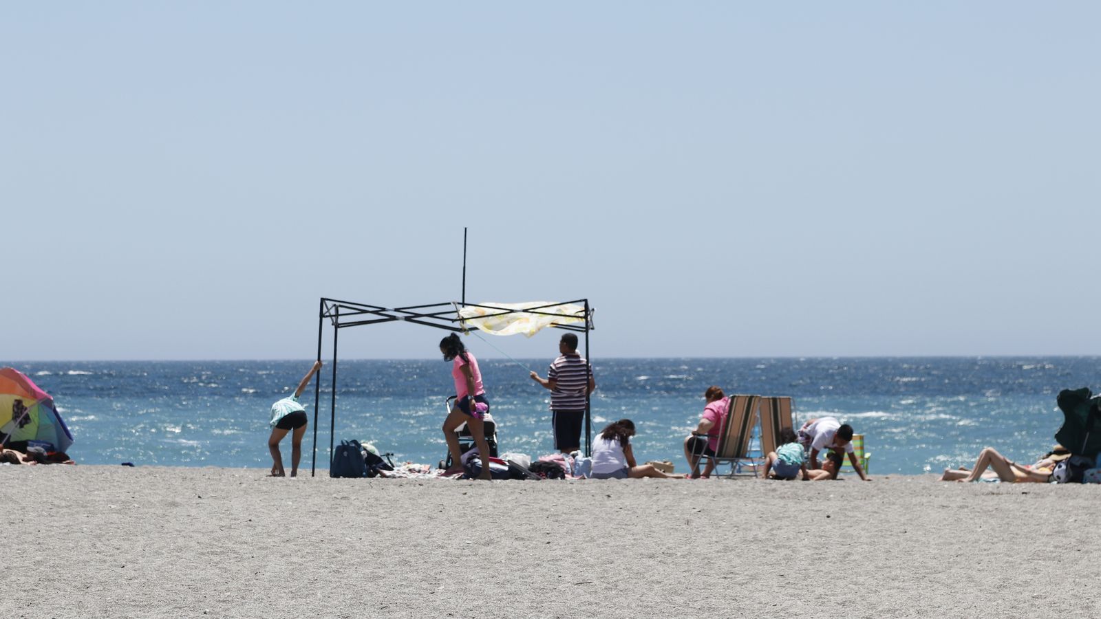 Las carpas están prohibidas en la playa de Salobreña.