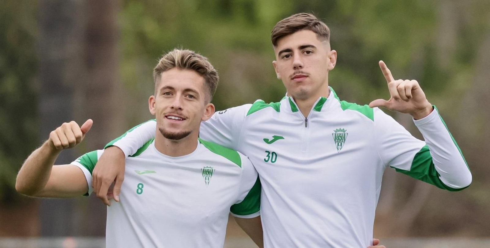 Isma Ruiz posa sonriente junto a Dani Requena.