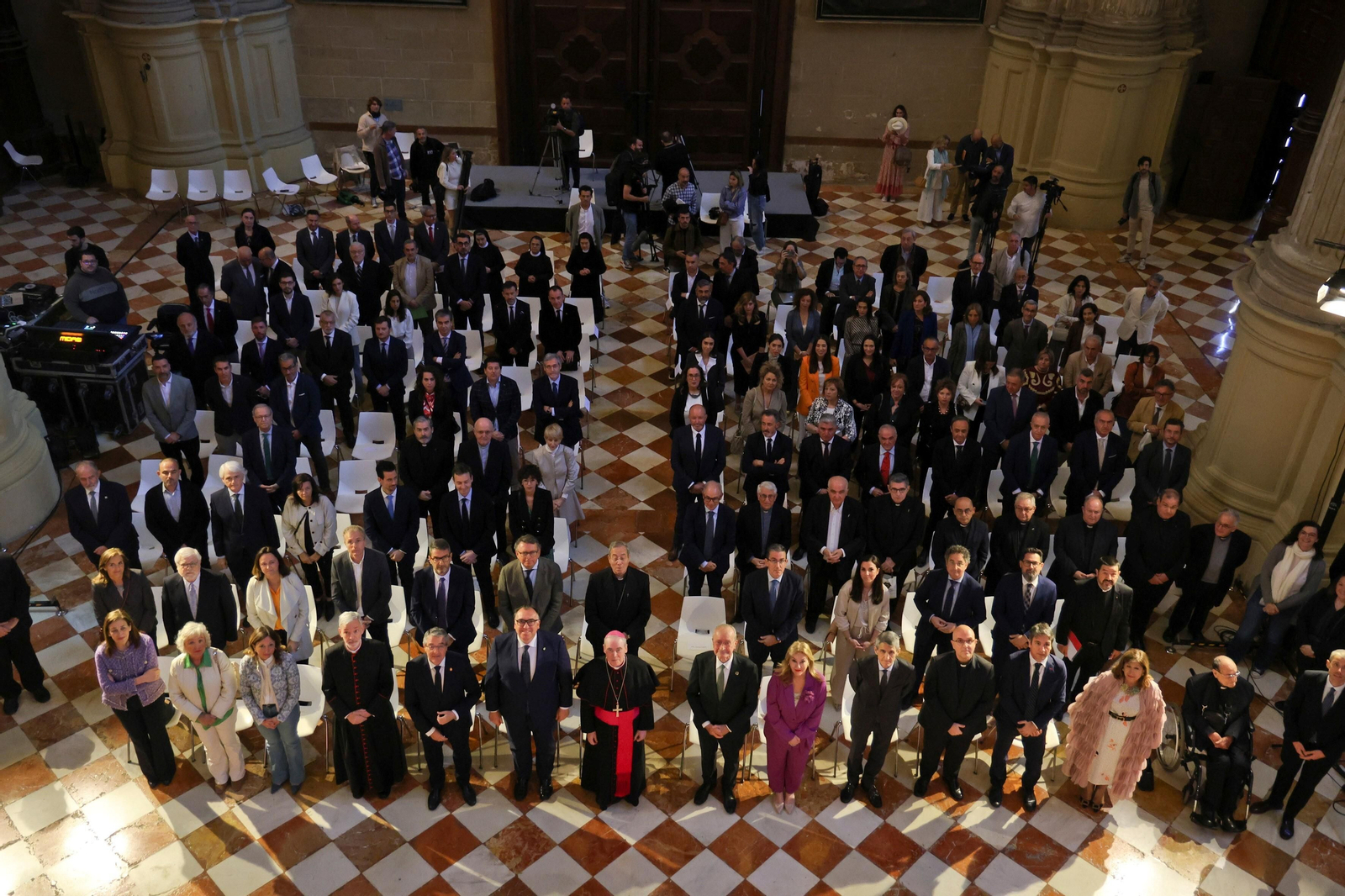 Colocan la primera viga de la nueva cubierta de la Catedral de Málaga, en fotos