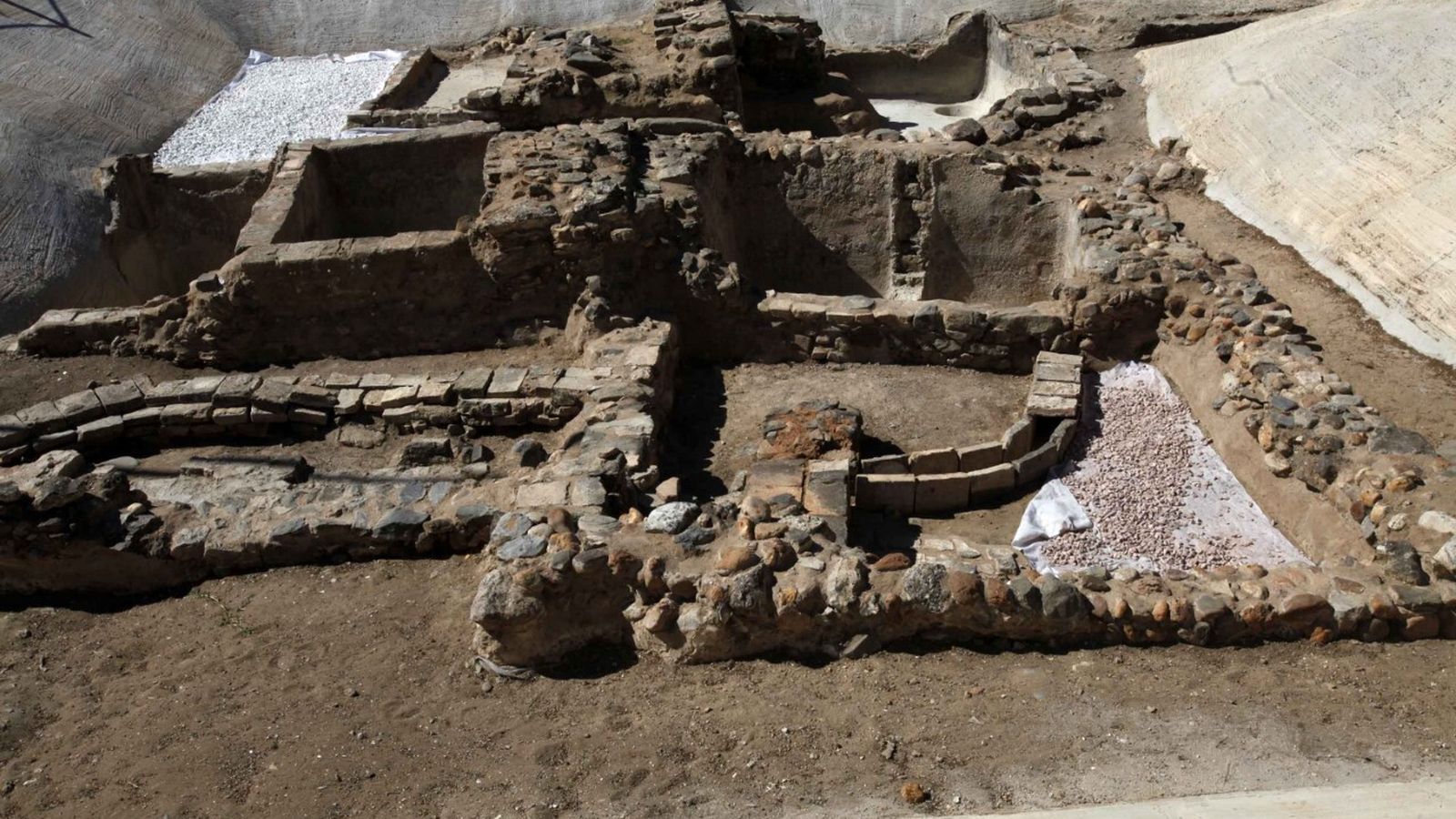 Detalle de las piletas de salazones y las canalizaciones.