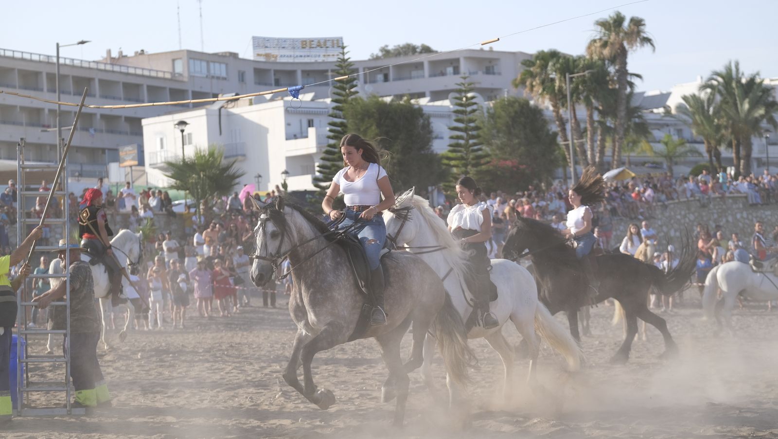 Imágenes de la carrera de cintas a caballo en las Fiestas de Moros y Cristianos de Mojácar