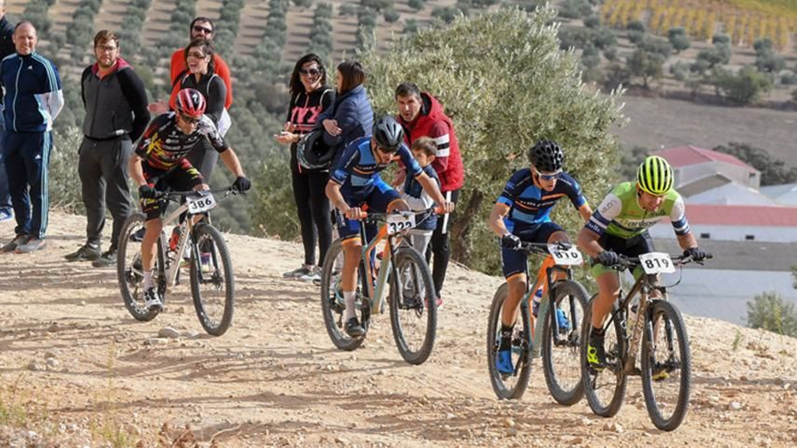 Juan Pedro Trujillo tira de un grupo en el que marchan Sergio Torres, Víctor M. Fernández y Javier Ramírez.