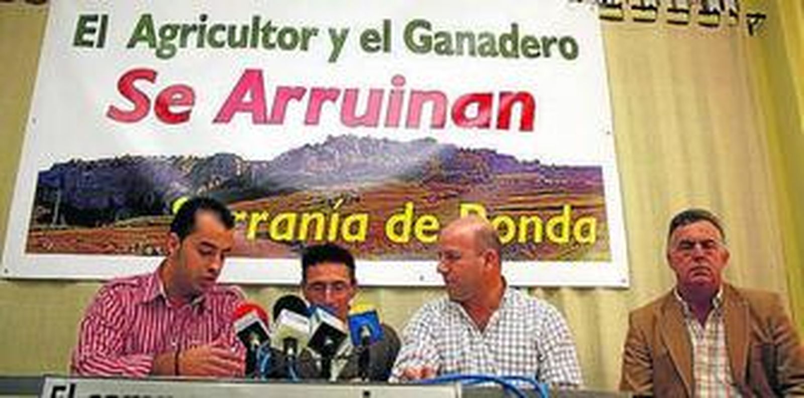 Representantes de los colectivos agrícolas y ganaderos, ayer.